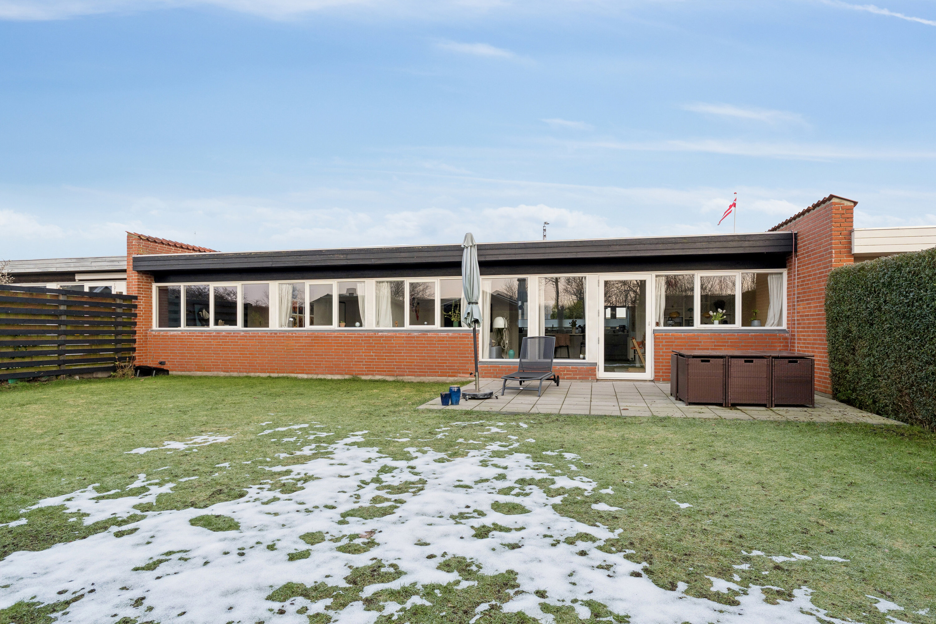 Fremhævet set fra haven billede i fuldskærmstilstand. Billede af H F Bjørns Vej 42, 9800 Hjørring