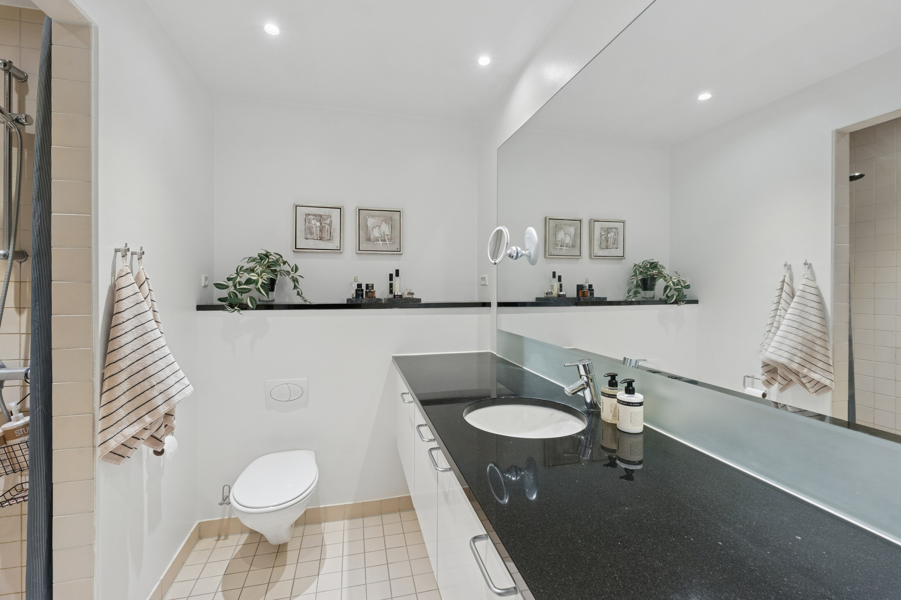 Fremhævet badeværelse billede i fuldskærmstilstand. Billede af Hans Hedtofts Gade 5, st.. tv., 2300 København S