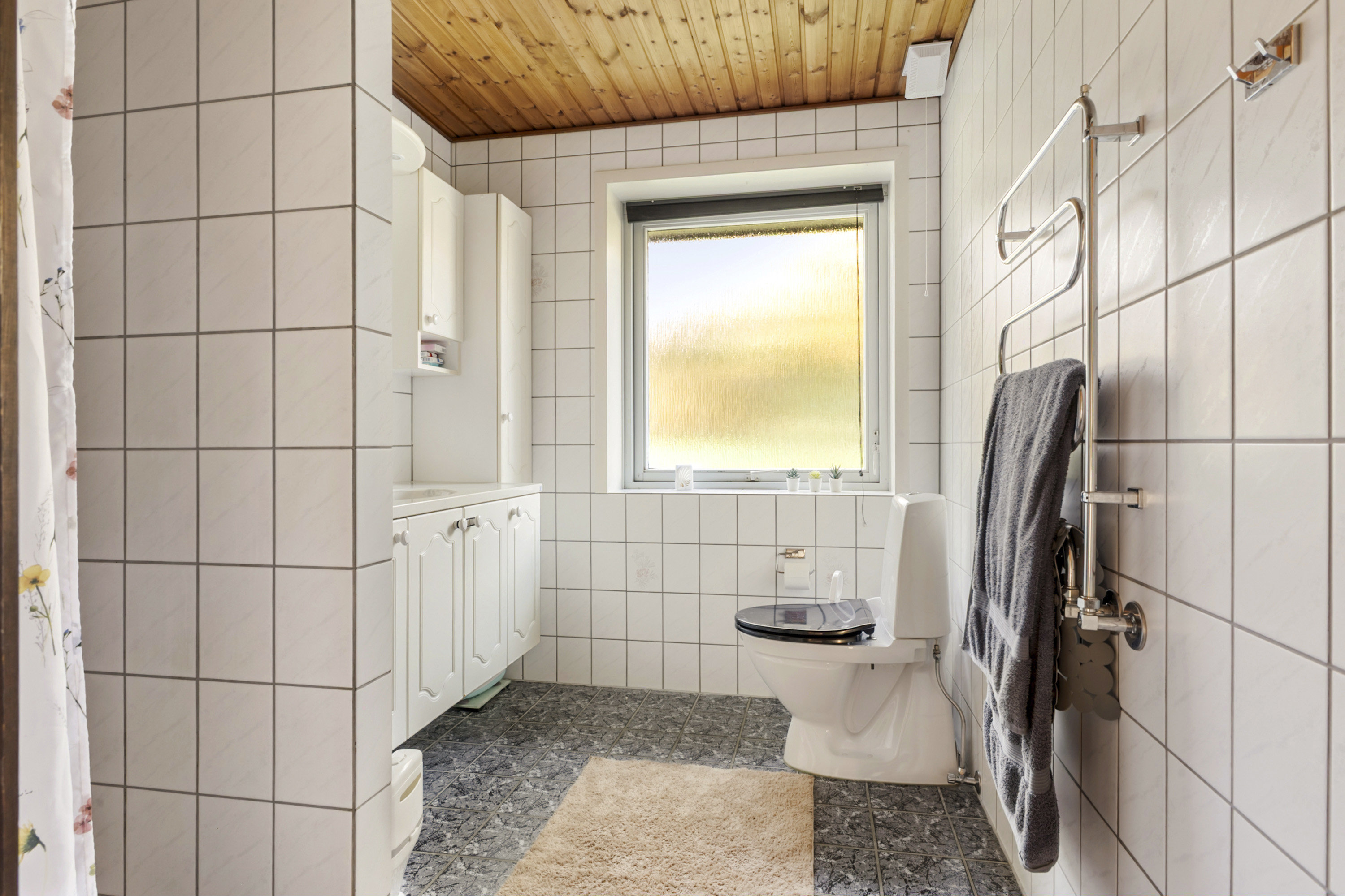 Fremhævet badeværelse billede i fuldskærmstilstand. Billede af Grammingtoften 15, Sdr Hygum, 6630 Rødding