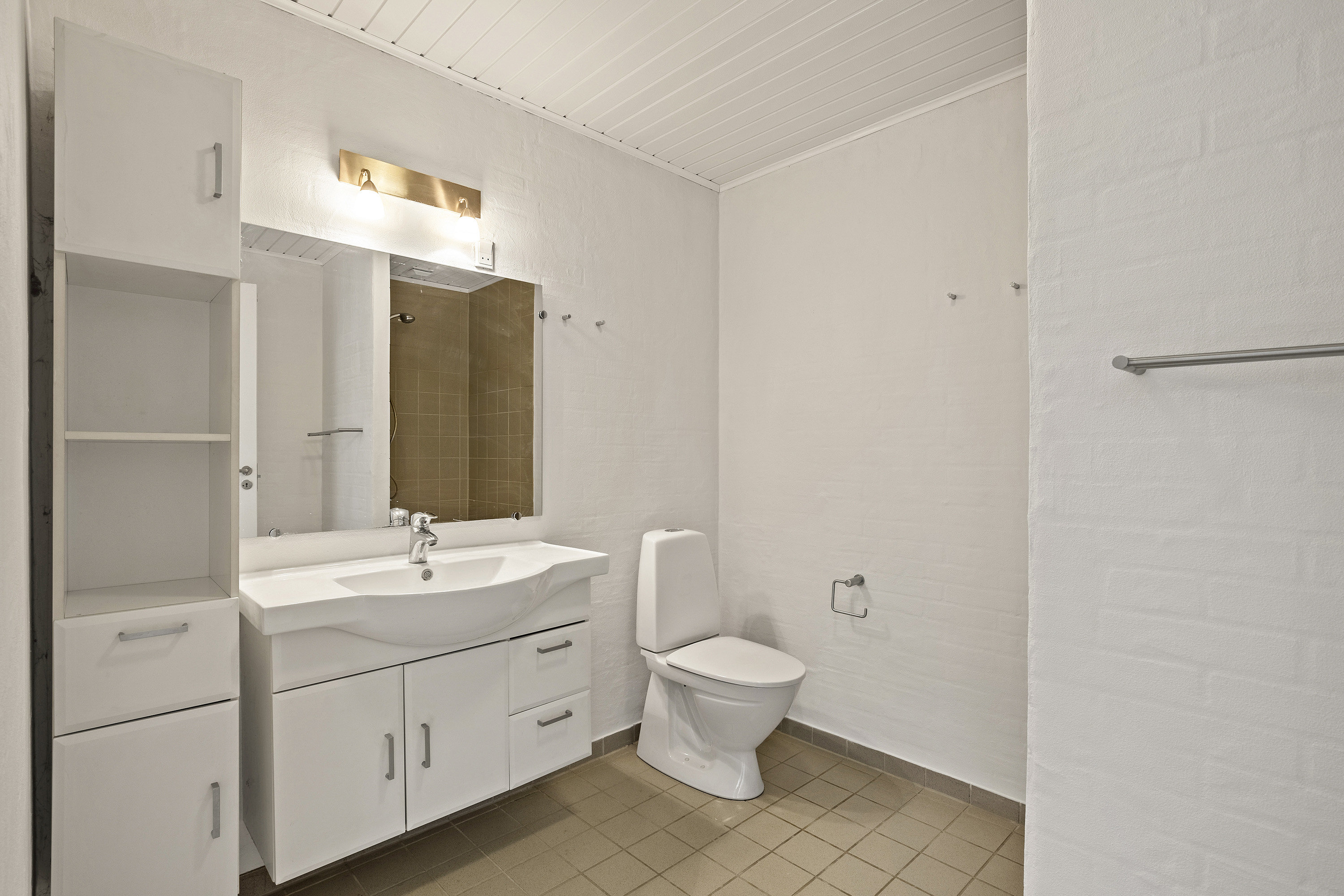 Fremhævet badeværelse billede i fuldskærmstilstand. Billede af Degneløkken 111B, 5540 Ullerslev