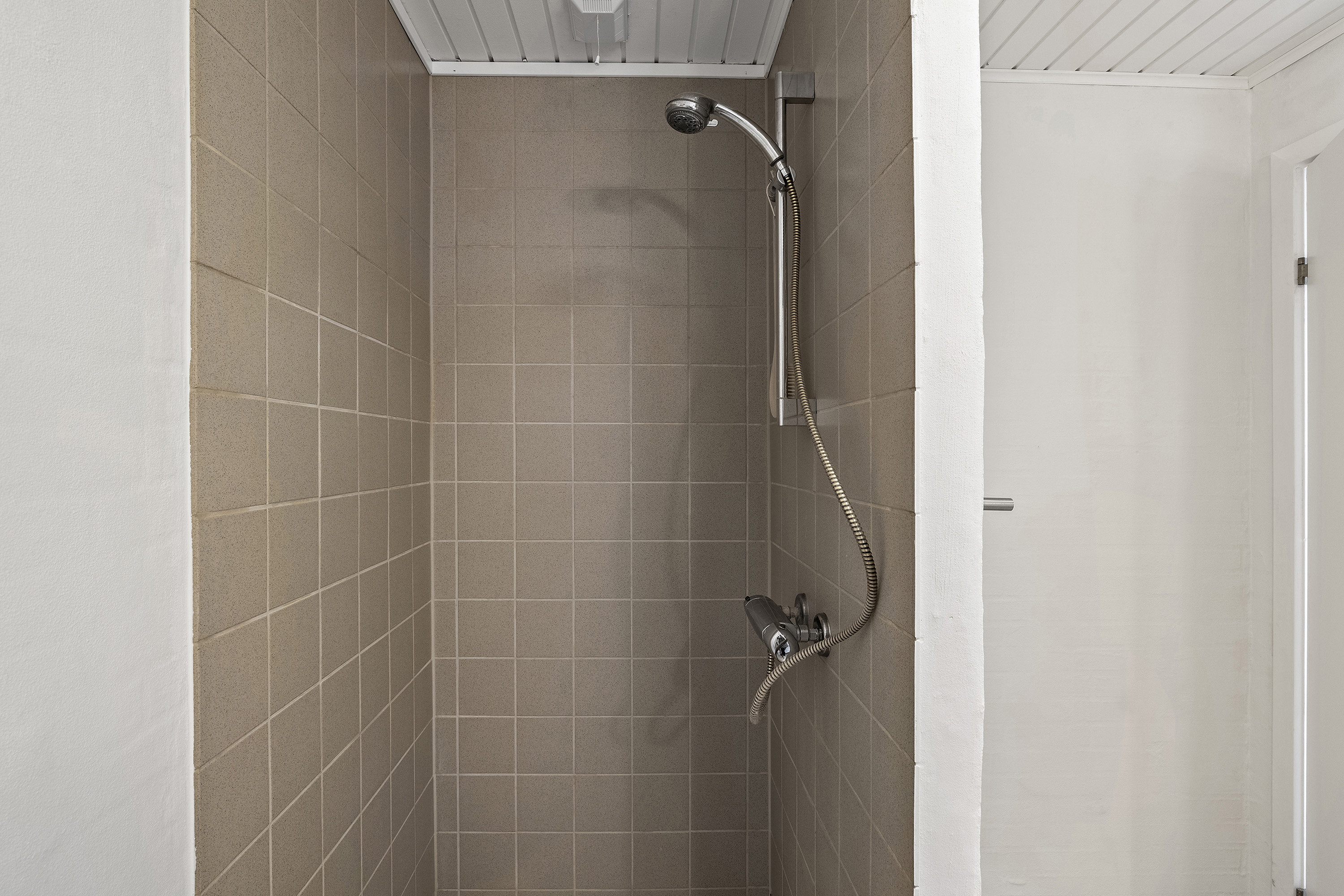 Fremhævet badeværelse billede i fuldskærmstilstand. Billede af Degneløkken 111B, 5540 Ullerslev