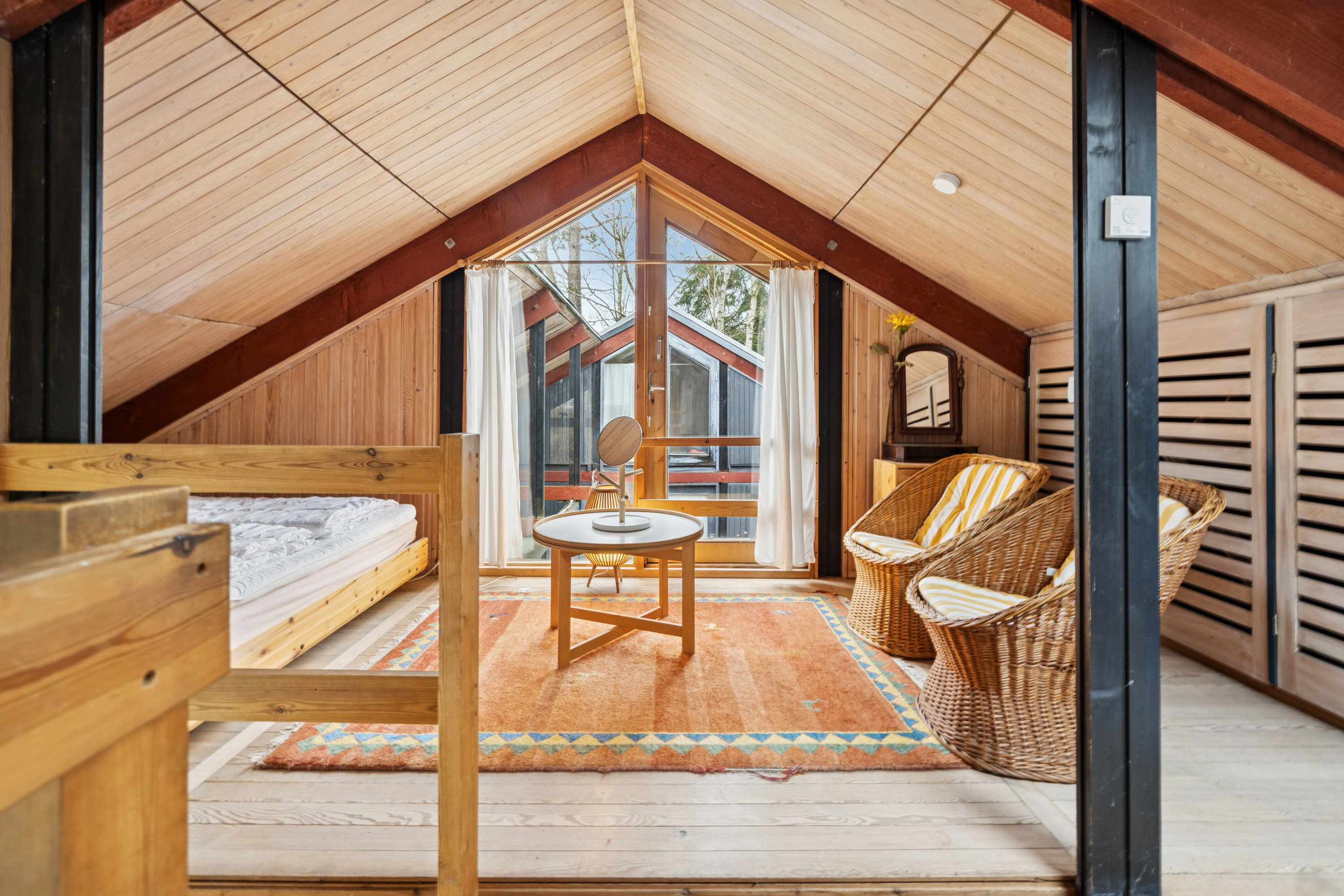 Fremhævet stue billede i fuldskærmstilstand. Billede af Drosselvej 1, Villingerød, 3120 Dronningmølle