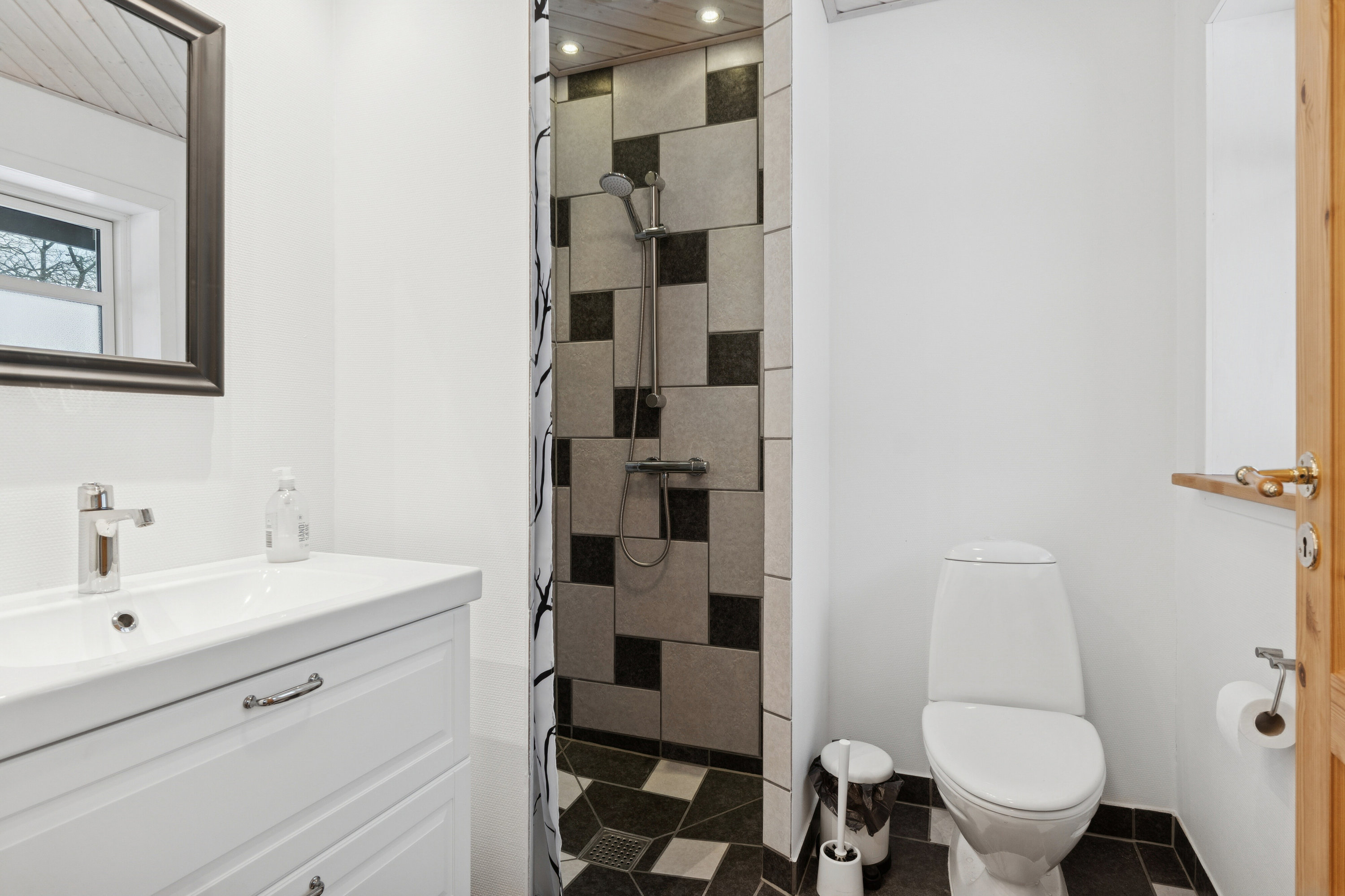 Fremhævet badeværelse billede i fuldskærmstilstand. Billede af Rønnovsholmvej 110, 9800 Hjørring