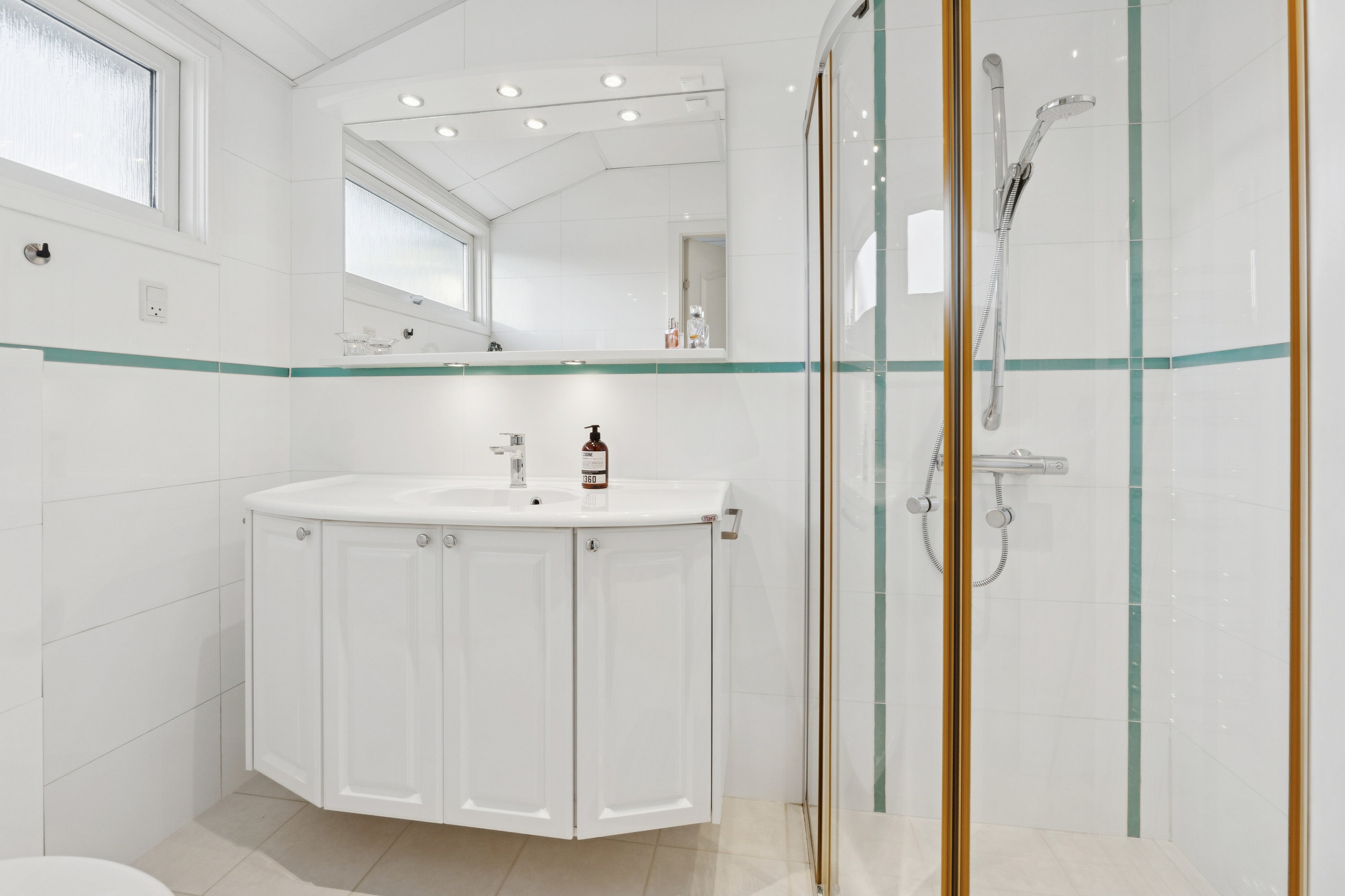 Fremhævet badeværelse billede i fuldskærmstilstand. Billede af Brombærvænget 5, 2650 Hvidovre