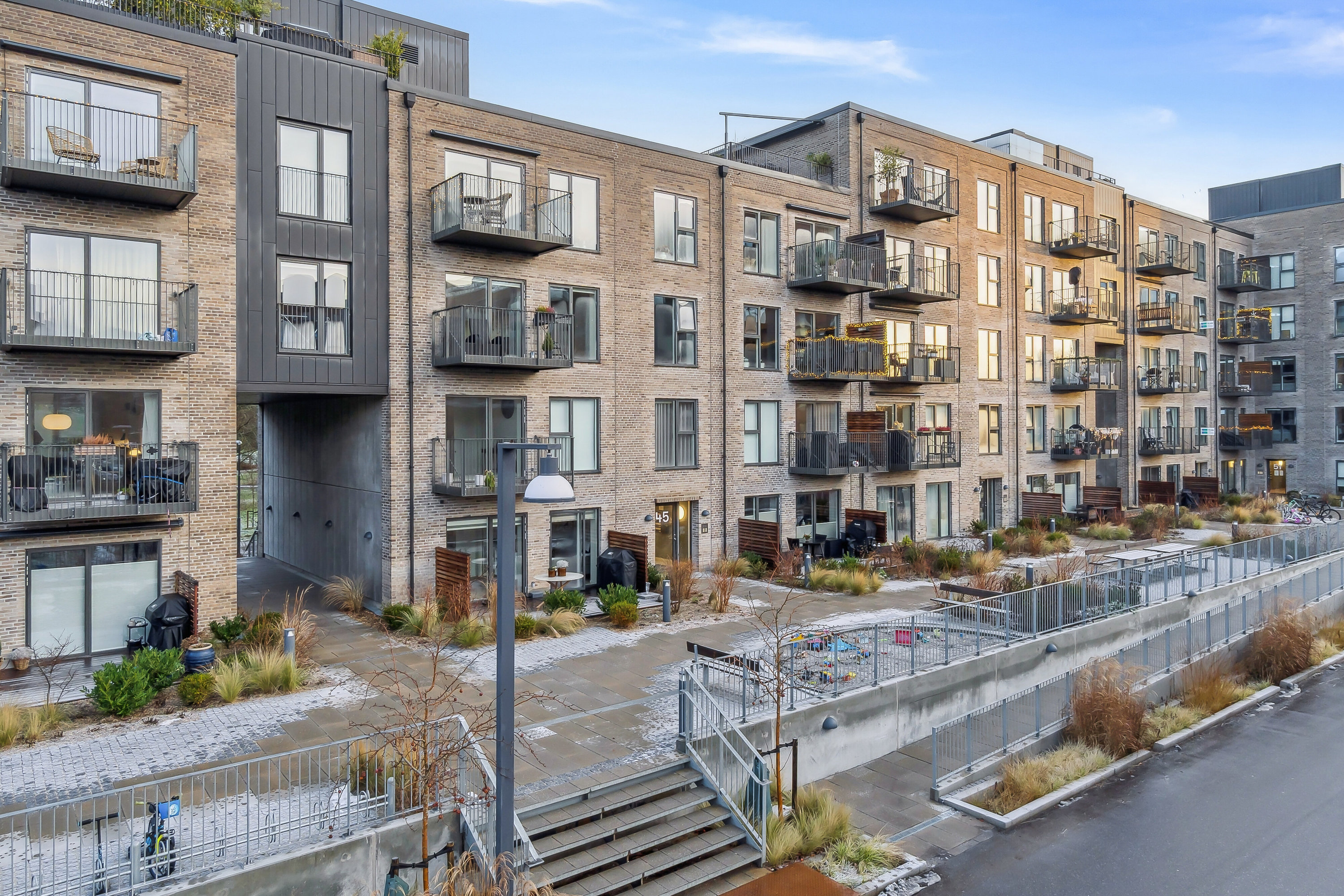 Fremhævet udendørs billede i fuldskærmstilstand. Billede af Plantagevej 45, 2. tv., 2610 Rødovre