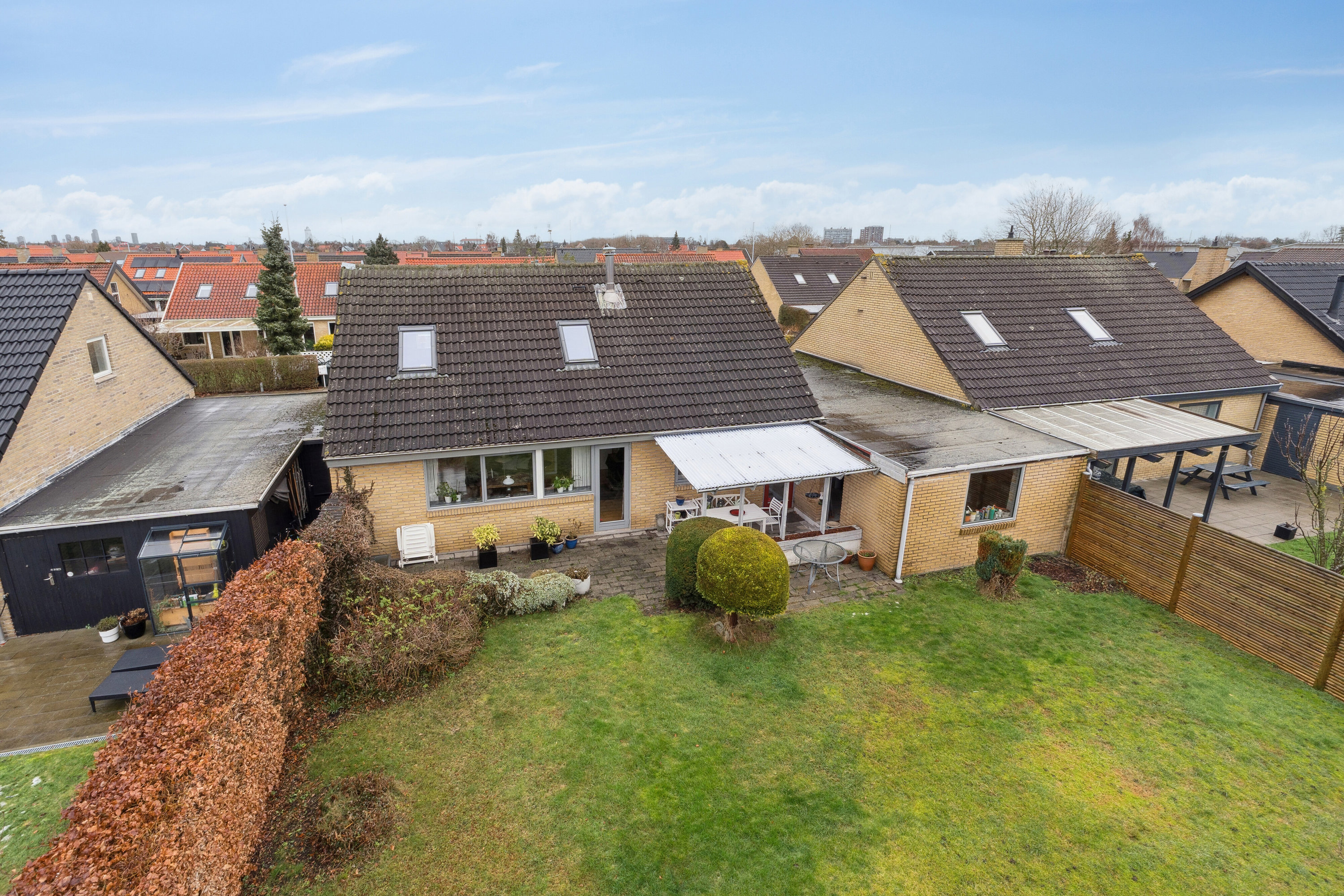 Fremhævet set fra haven billede i fuldskærmstilstand. Billede af Rishøjvej 5, 2650 Hvidovre