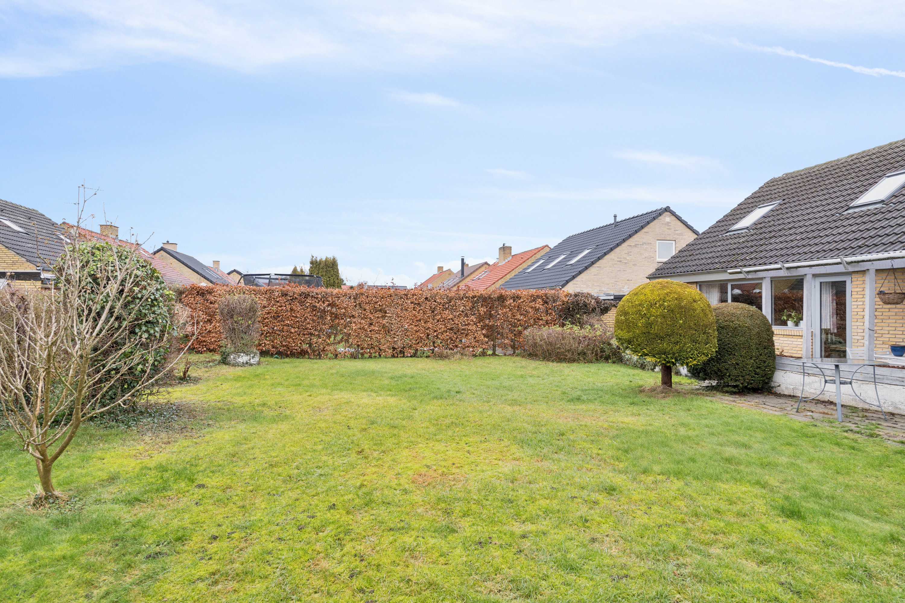 Fremhævet set fra haven billede i fuldskærmstilstand. Billede af Rishøjvej 5, 2650 Hvidovre