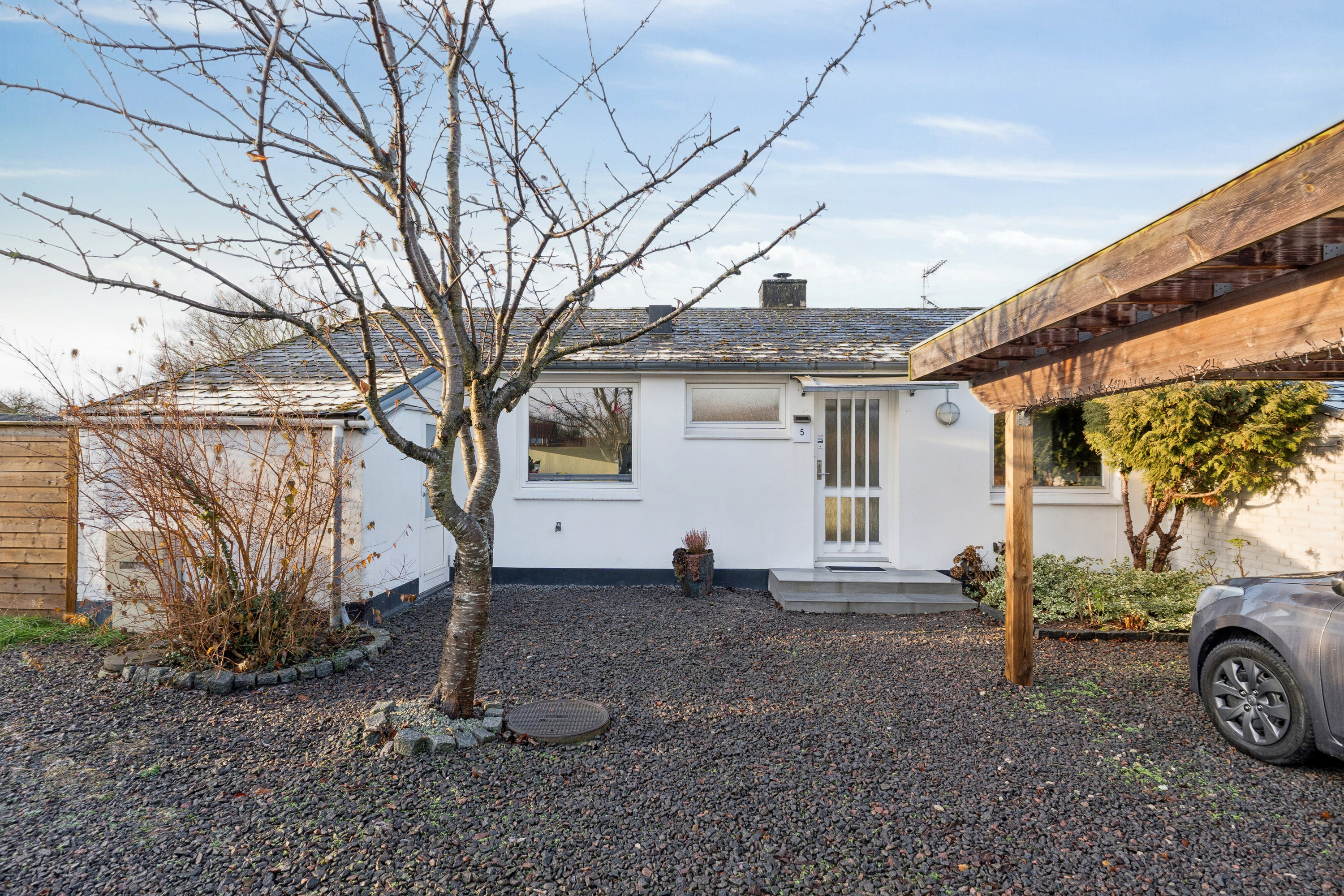 Fremhævet set fra vejen billede i fuldskærmstilstand. Billede af Brombærvænget 5, 2650 Hvidovre