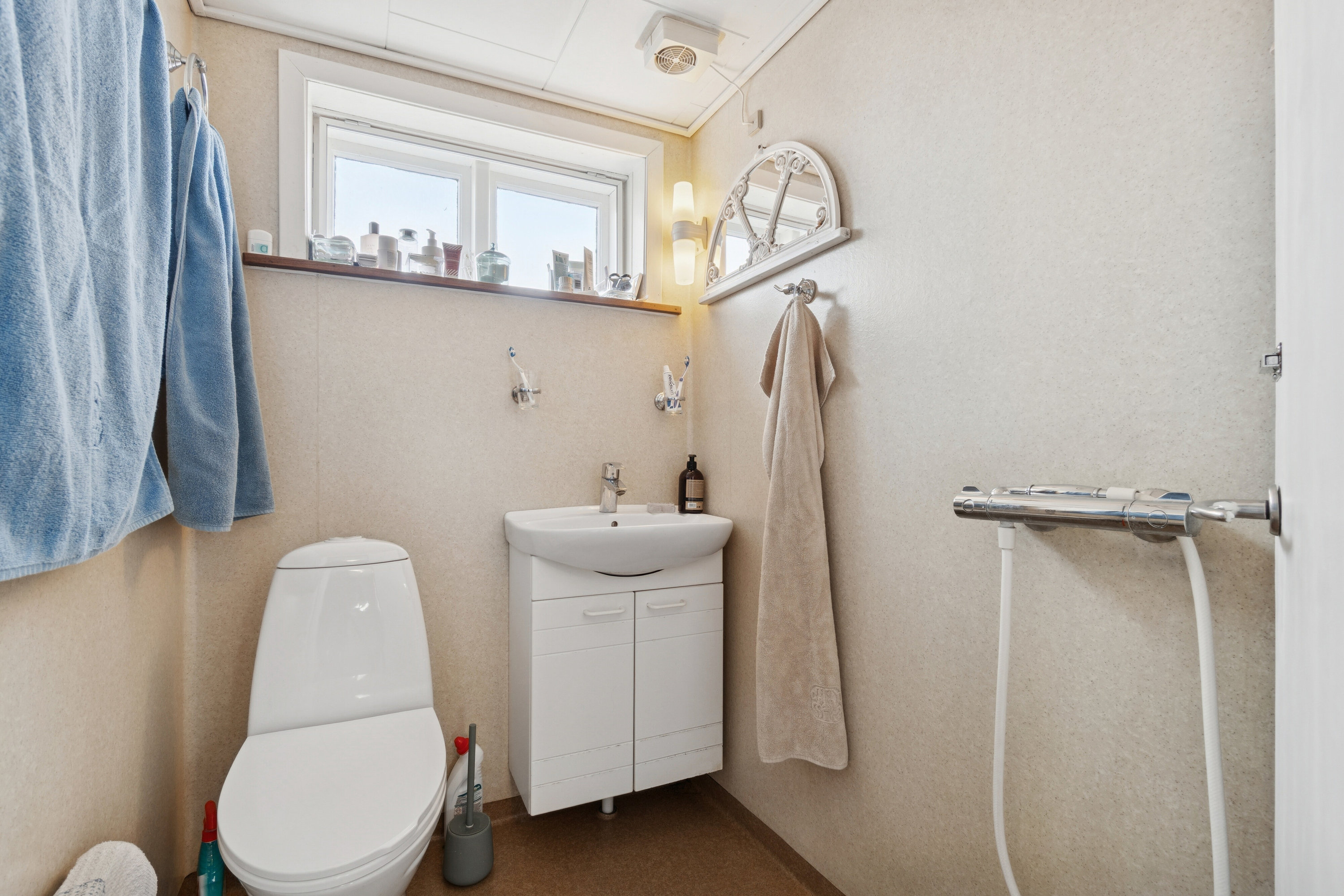 Fremhævet badeværelse billede i fuldskærmstilstand. Billede af Gaden 37, Aarsdale, 3740 Svaneke