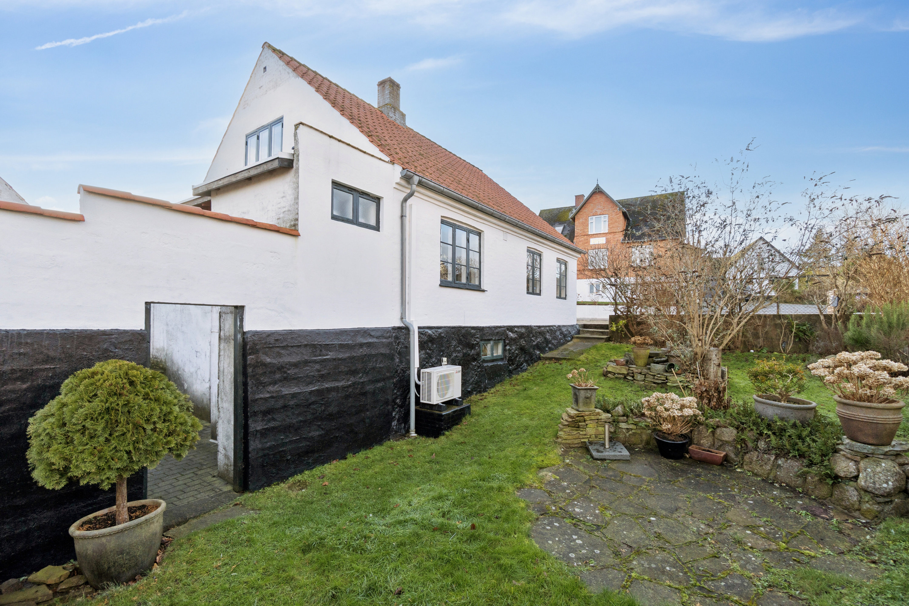 Fremhævet set fra haven billede i fuldskærmstilstand. Billede af Gaden 37, Aarsdale, 3740 Svaneke