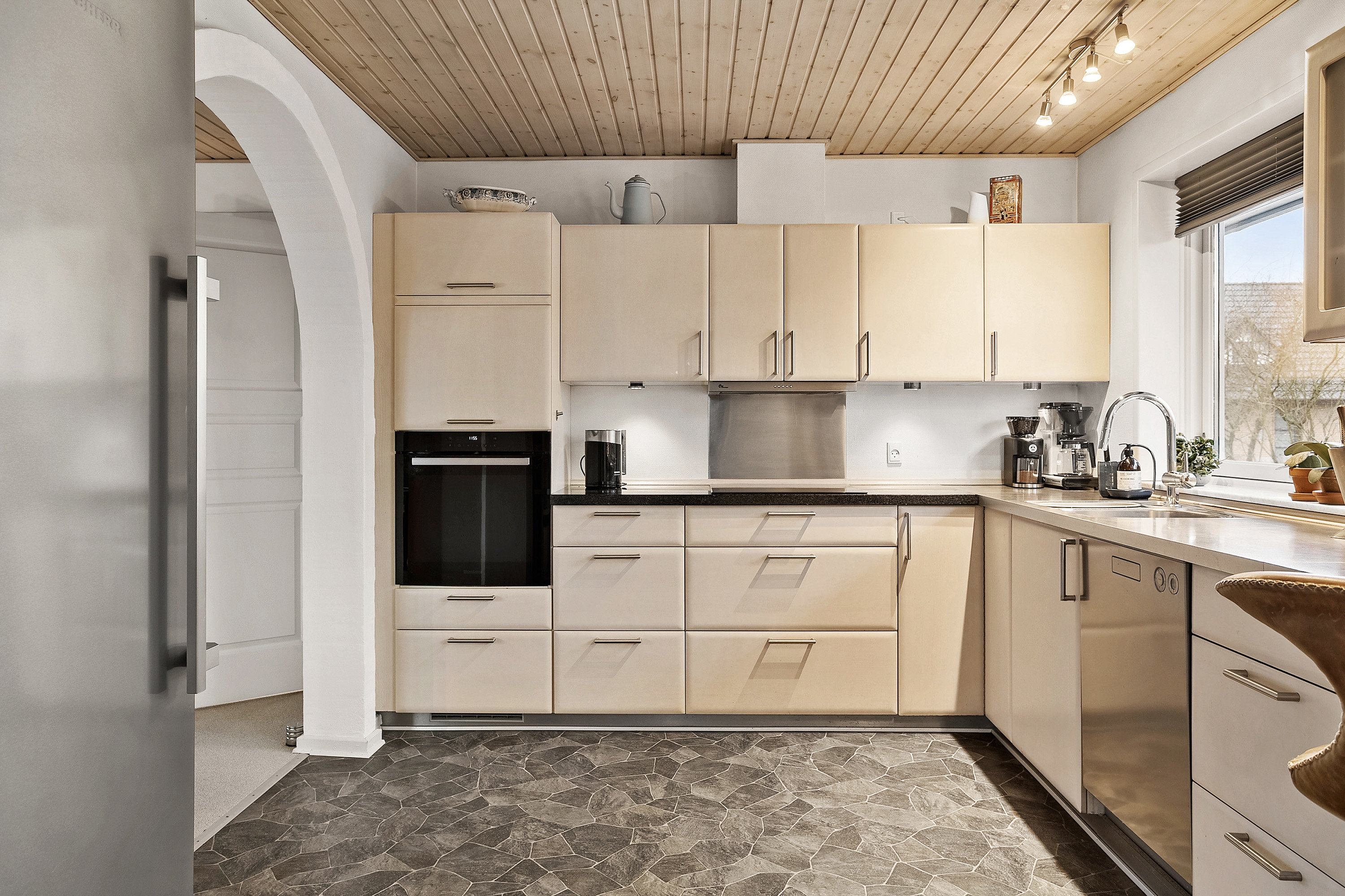 Miniaturebillede 1: køkken. Billede af Kirsebærvej 42, 6600 Vejen