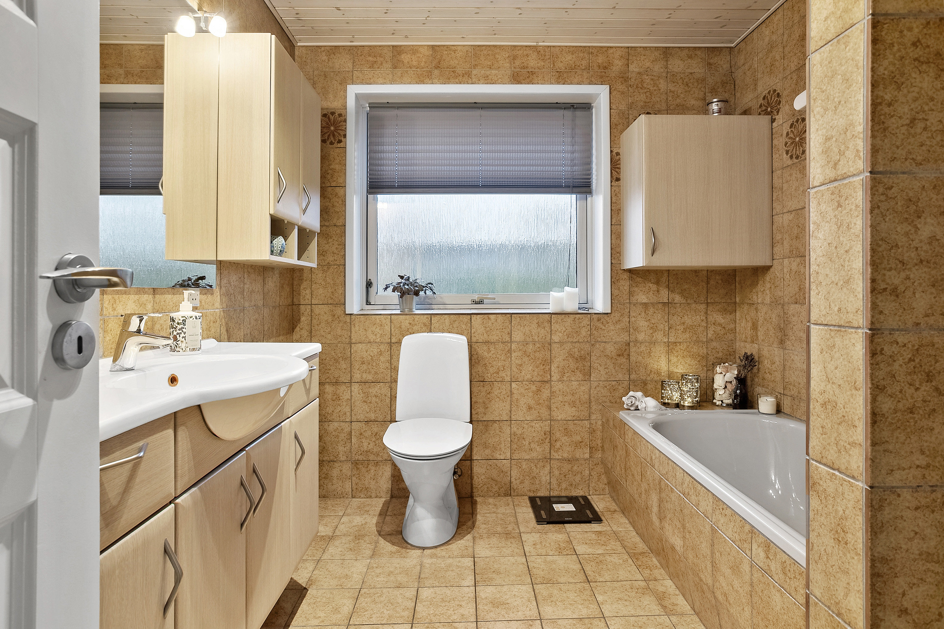 Fremhævet badeværelse billede i fuldskærmstilstand. Billede af Kirsebærvej 42, 6600 Vejen