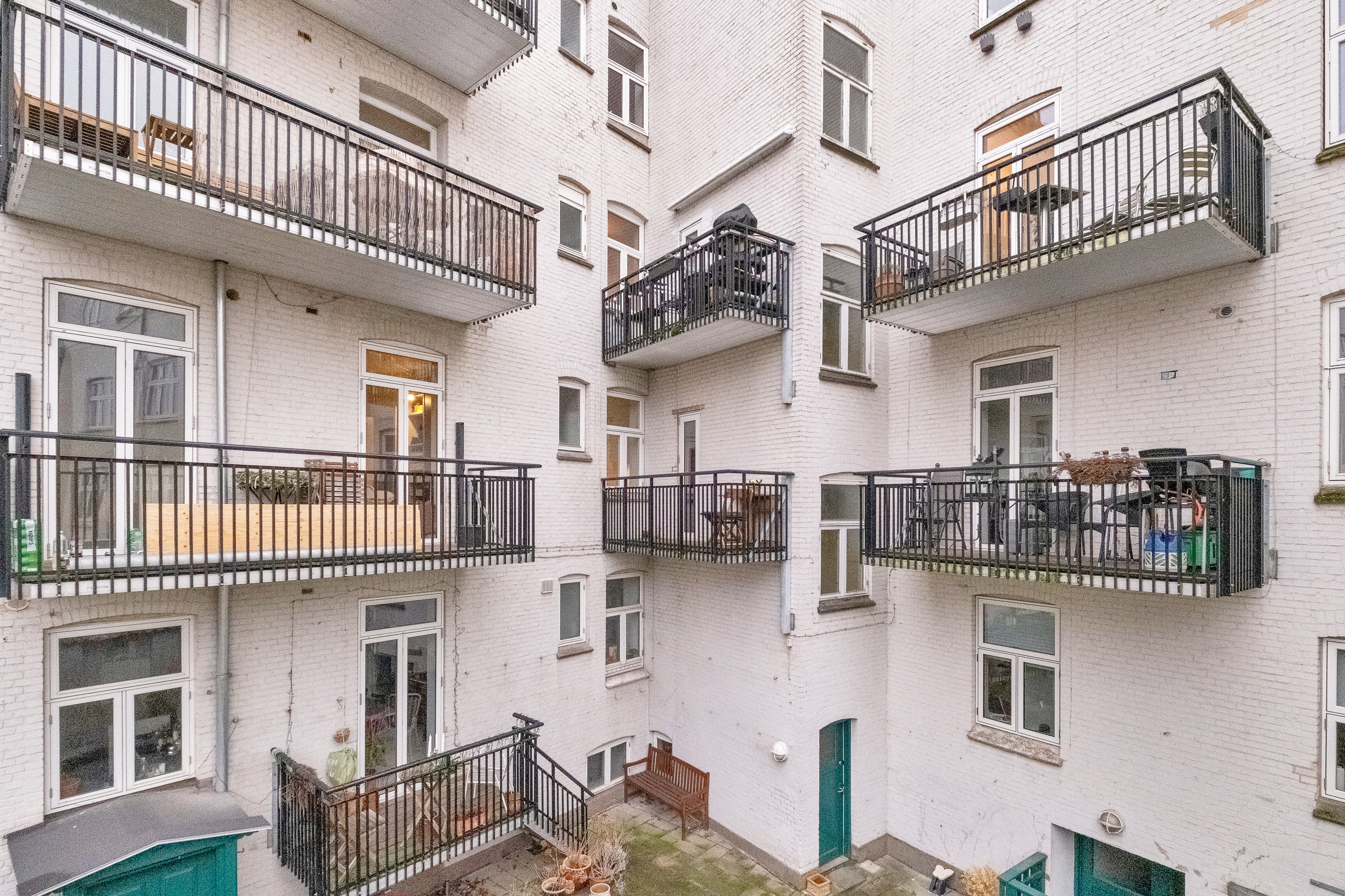 Fremhævet bag facade billede i fuldskærmstilstand. Billede af Østboulevarden 1, 1. tv., 8000 Aarhus C