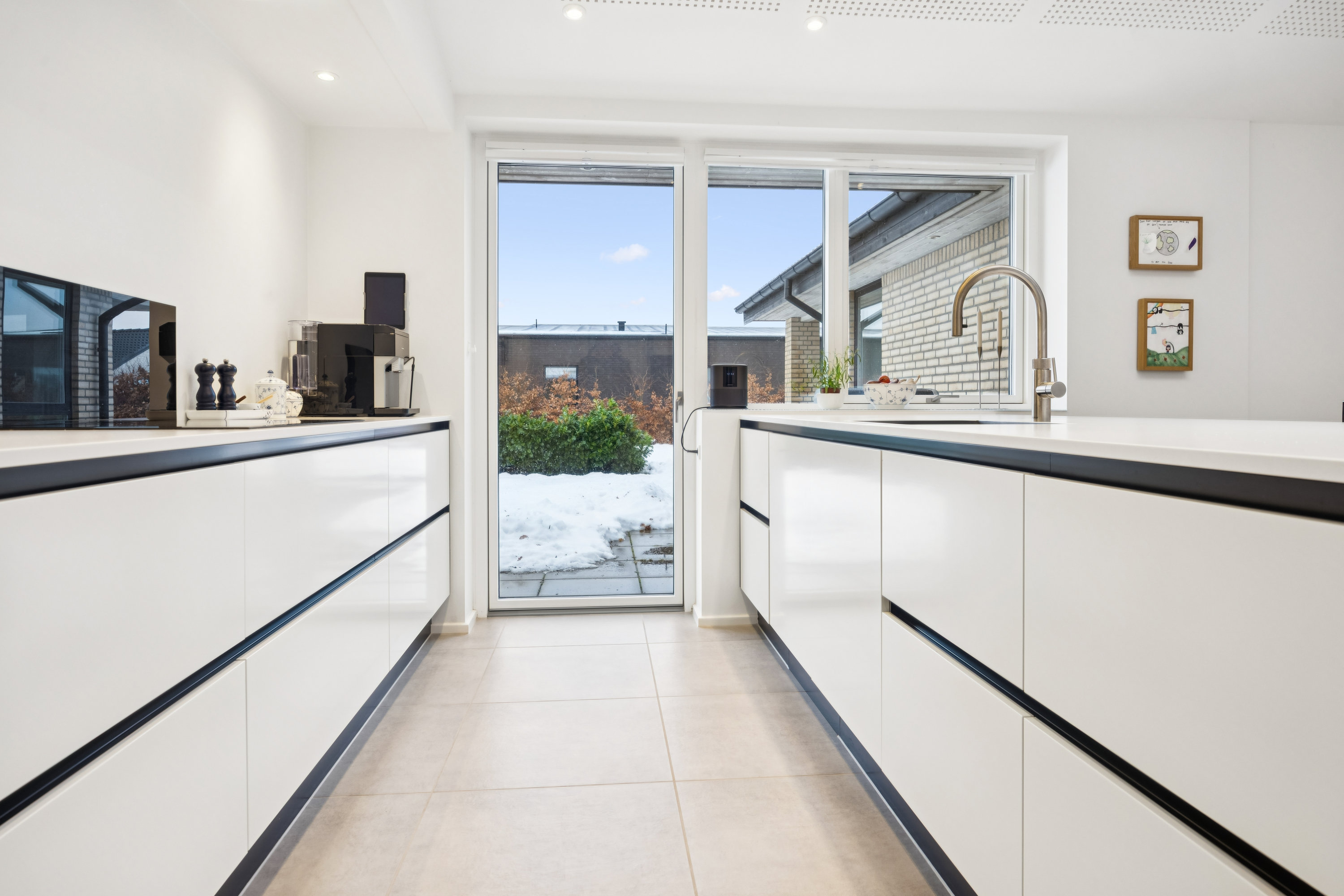 Fremhævet køkken billede i fuldskærmstilstand. Billede af Østermarken 319, 9320 Hjallerup