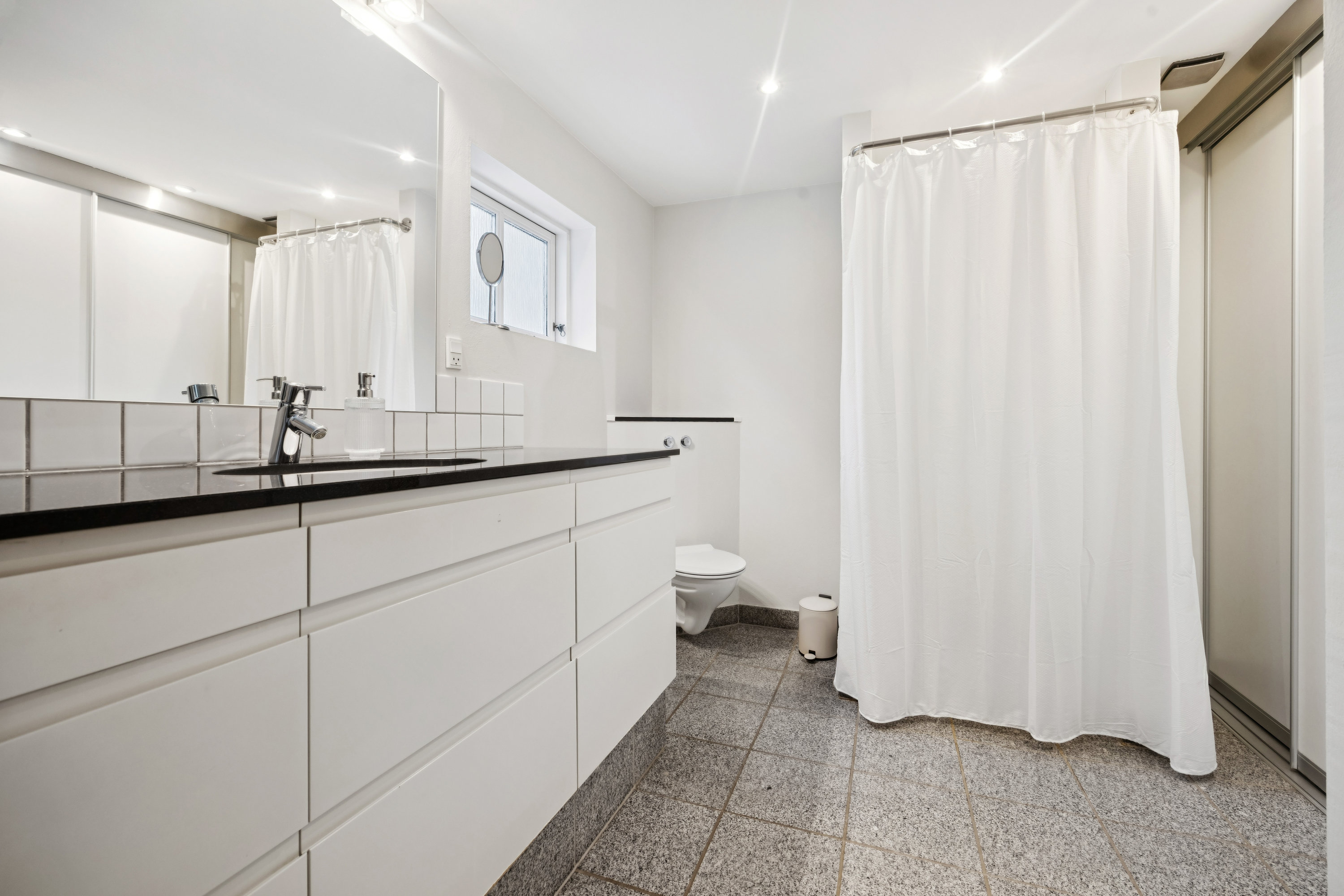 Fremhævet badeværelse billede i fuldskærmstilstand. Billede af Omorikavej 2, 9320 Hjallerup