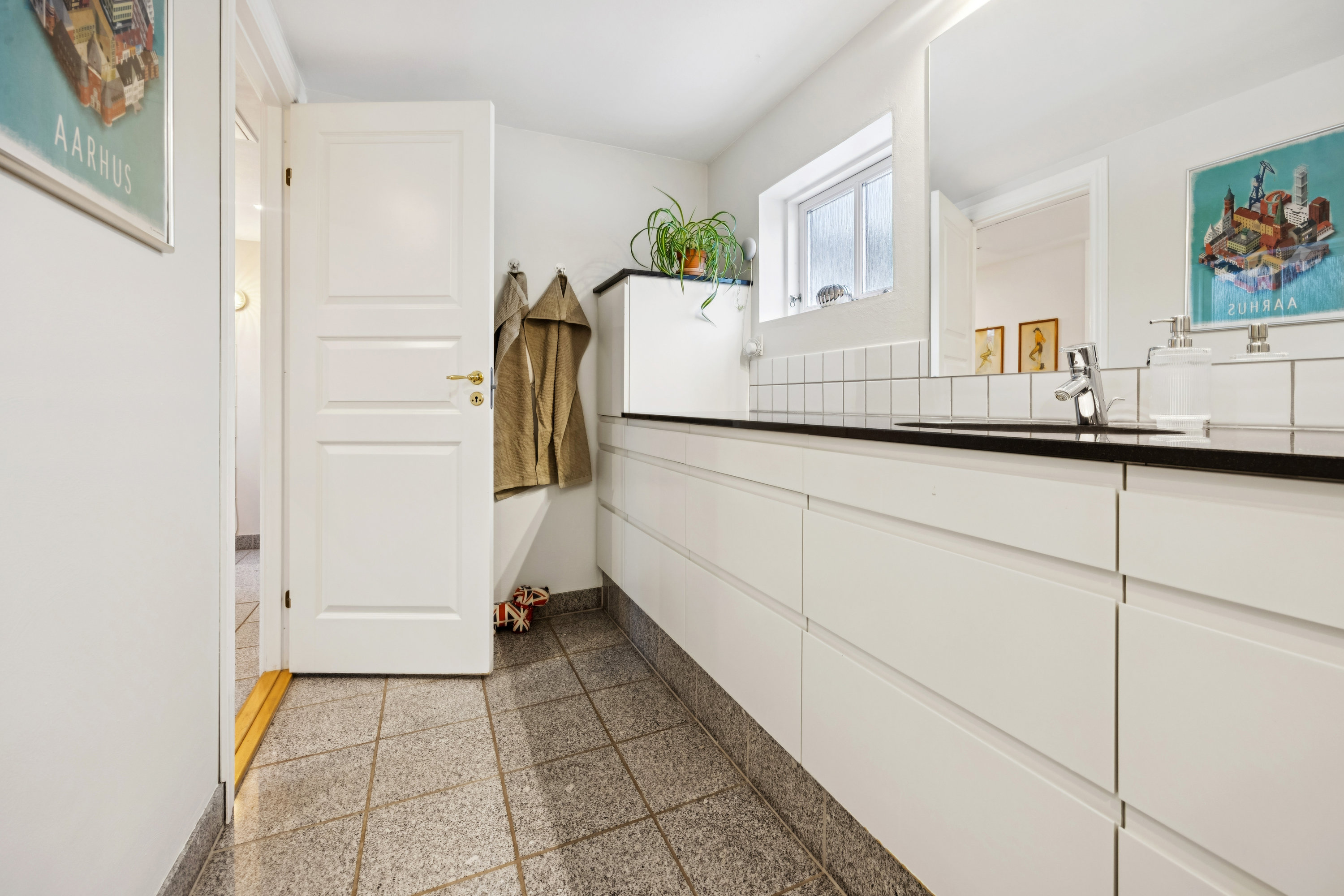 Fremhævet køkken billede i fuldskærmstilstand. Billede af Omorikavej 2, 9320 Hjallerup