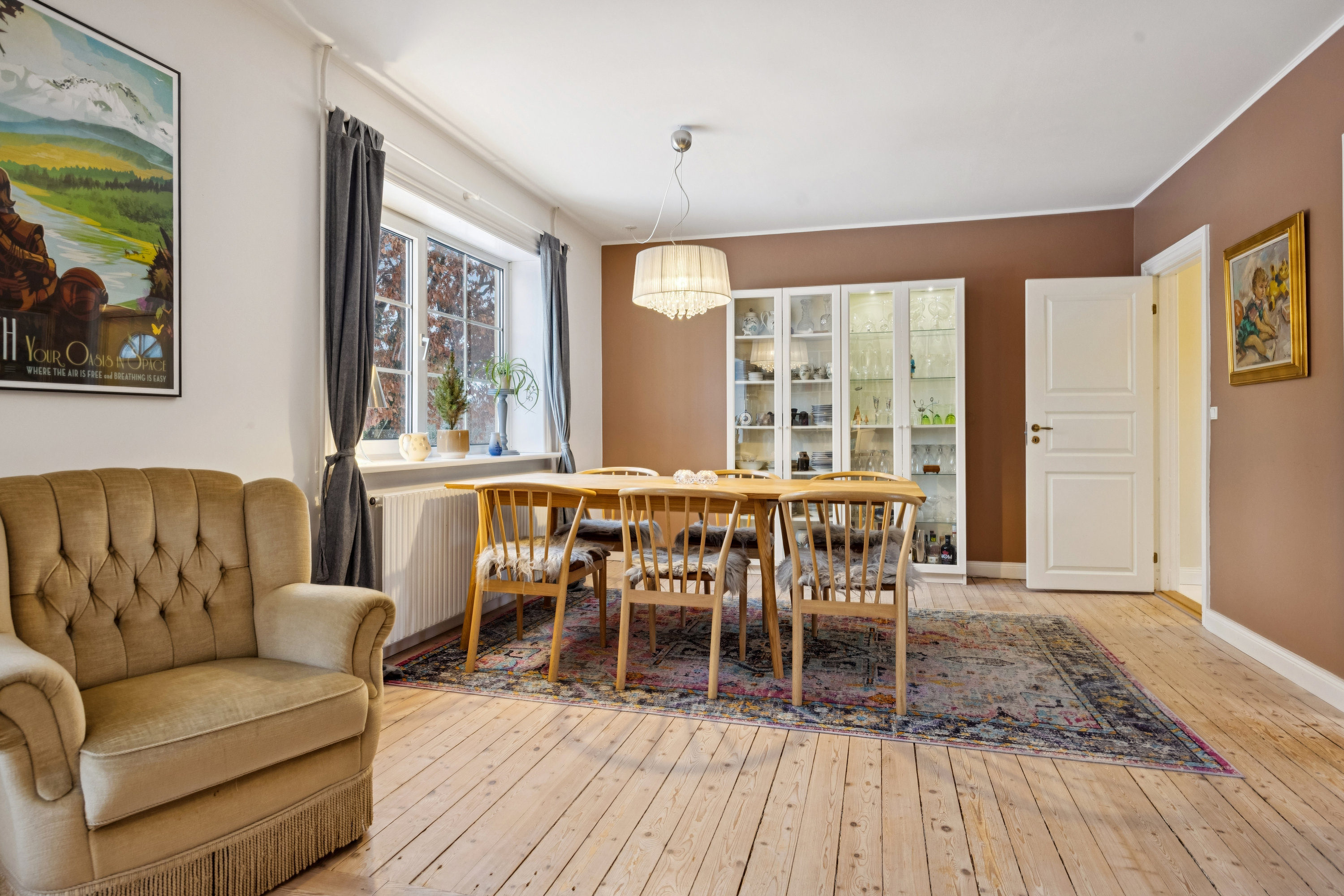 Miniaturebillede 2: stue. Billede af Omorikavej 2, 9320 Hjallerup