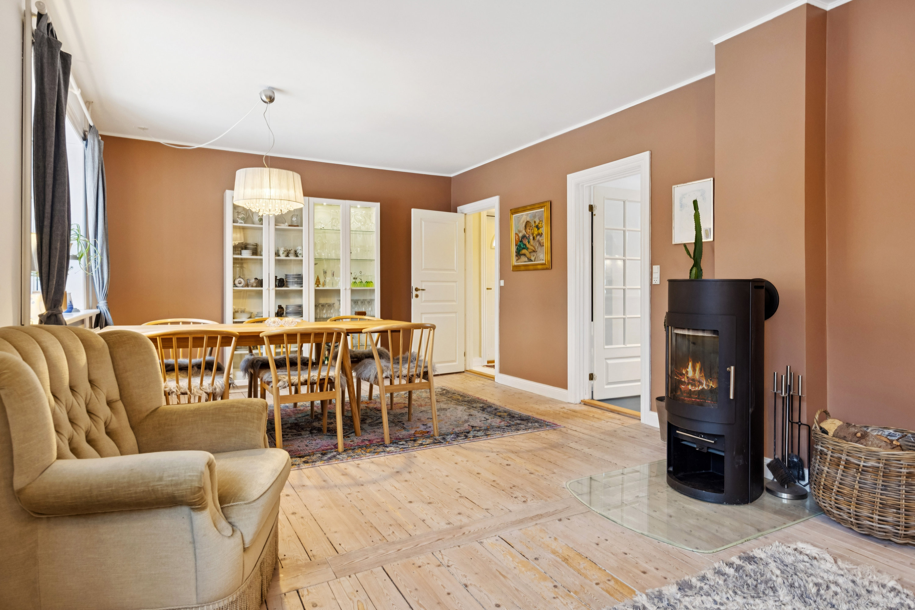 Fremhævet stue billede i fuldskærmstilstand. Billede af Omorikavej 2, 9320 Hjallerup