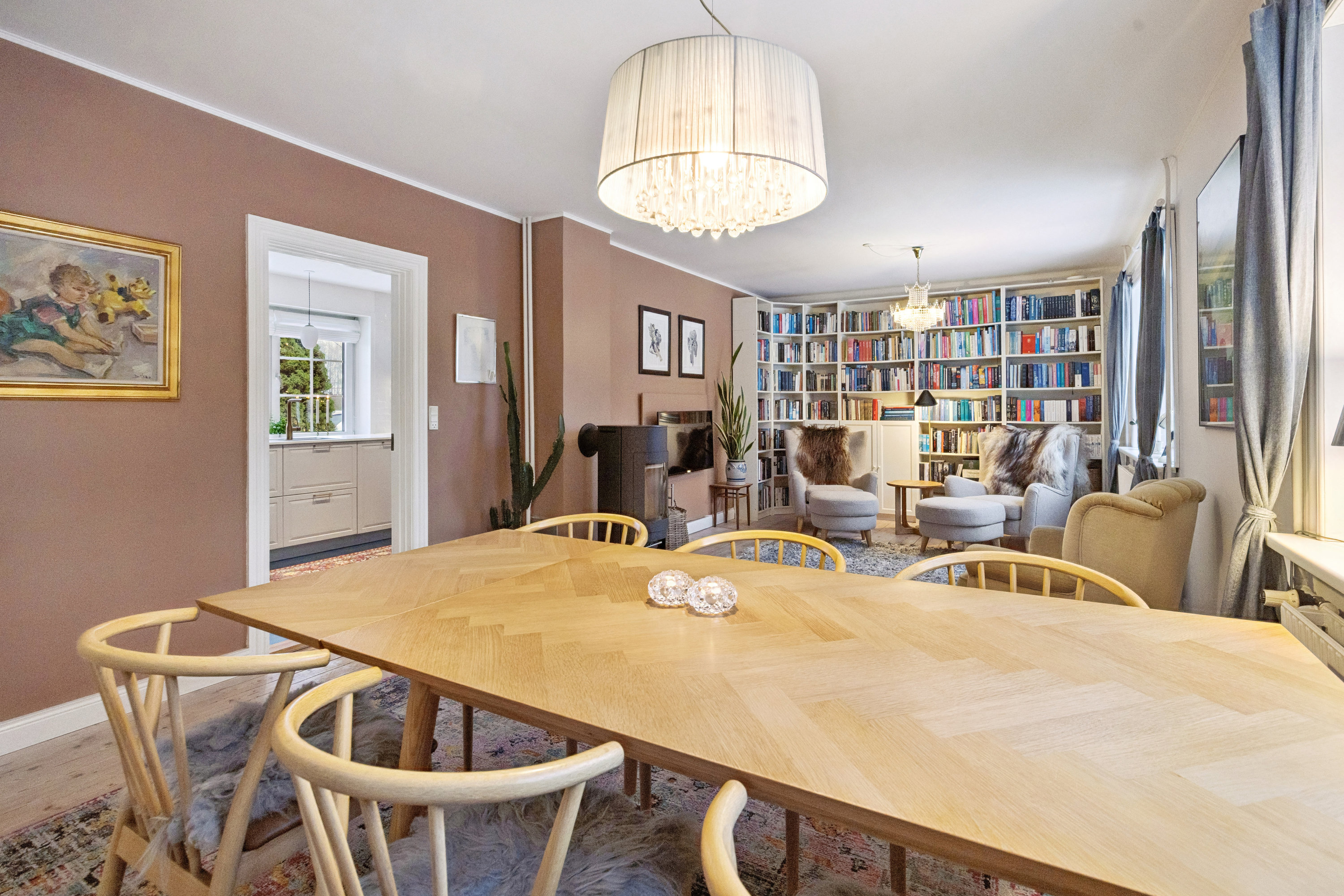 Miniaturebillede 1: stue. Billede af Omorikavej 2, 9320 Hjallerup