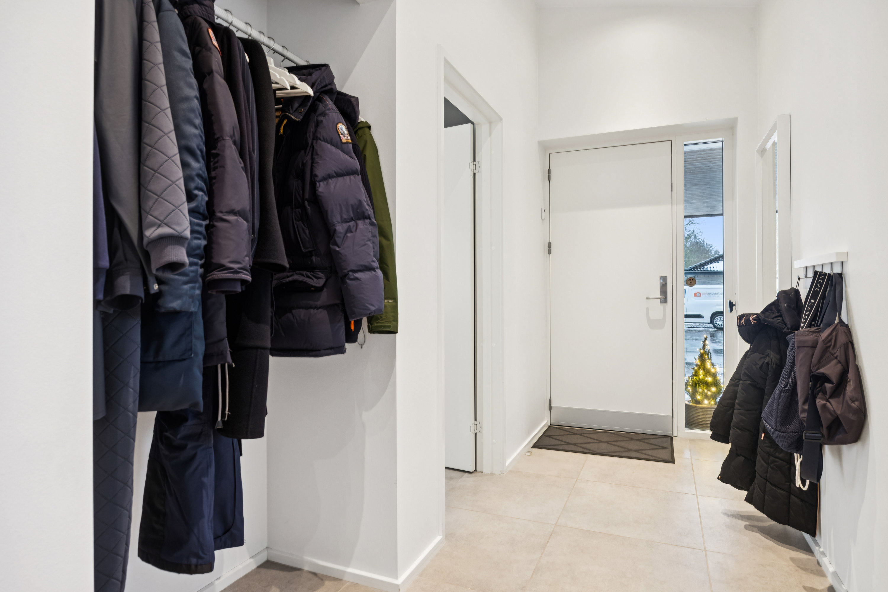 Fremhævet gang billede i fuldskærmstilstand. Billede af Østermarken 319, 9320 Hjallerup