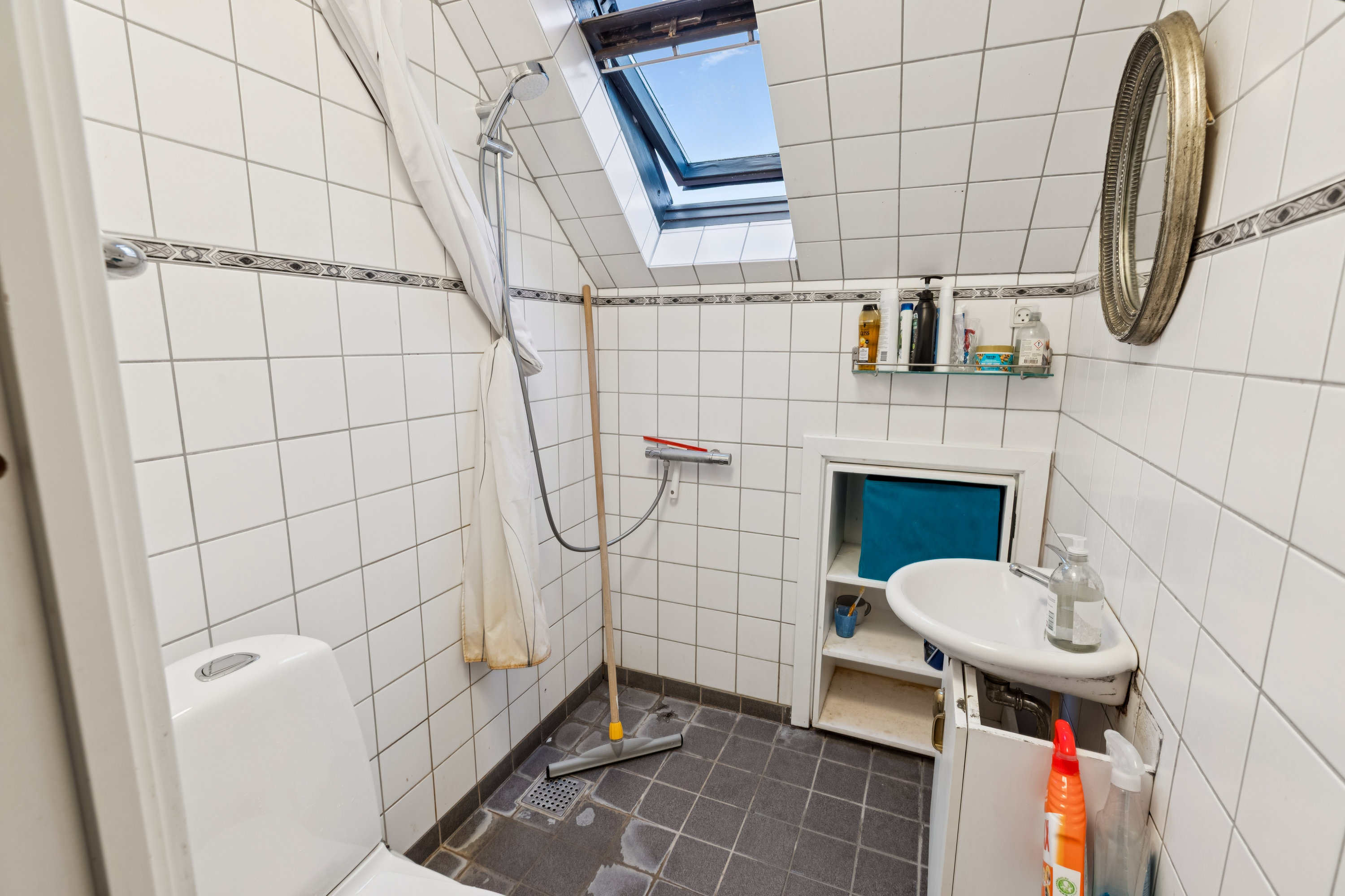 Fremhævet badeværelse billede i fuldskærmstilstand. Billede af Duevej 1, 2630 Taastrup