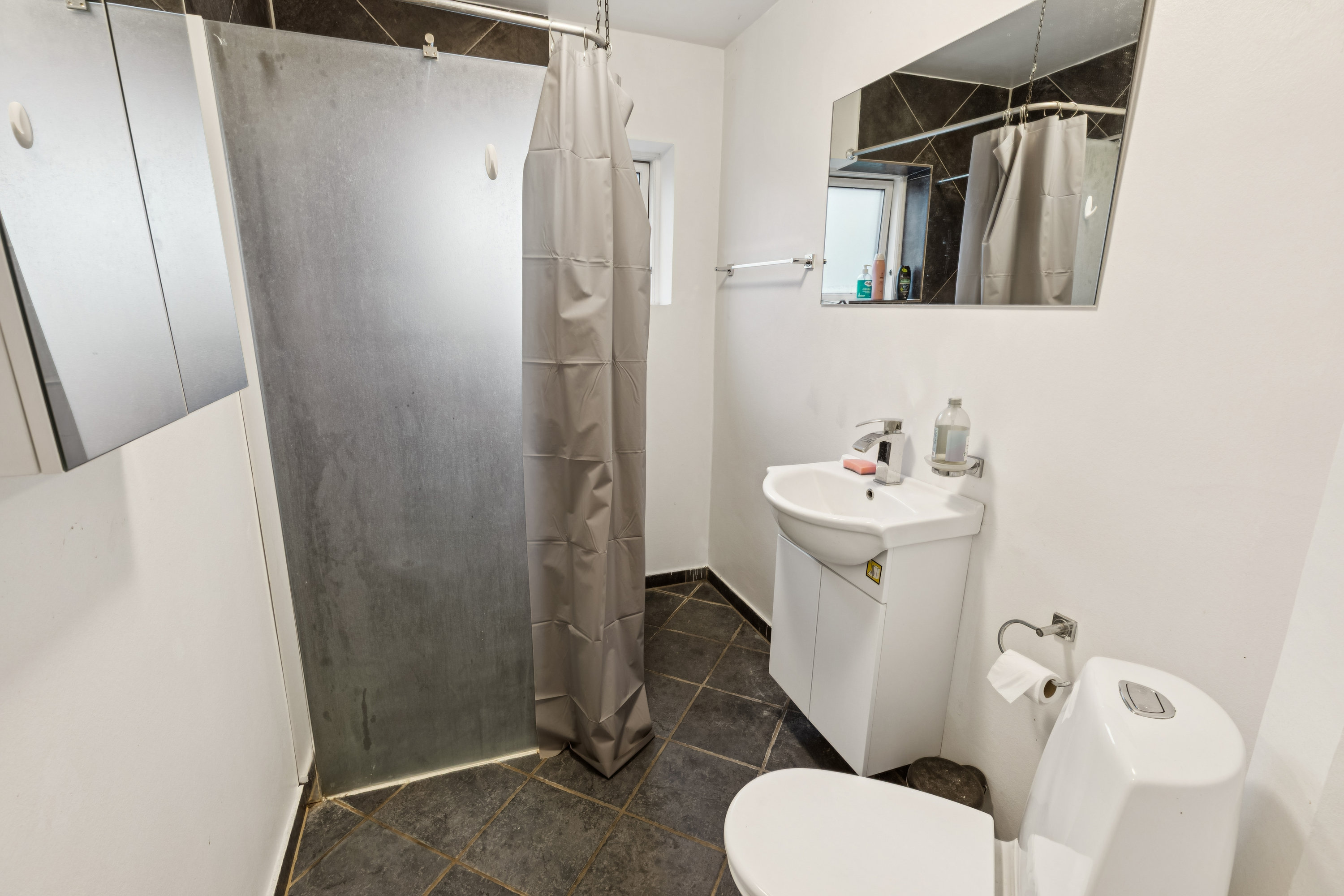 Fremhævet badeværelse billede i fuldskærmstilstand. Billede af Duevej 1, 2630 Taastrup