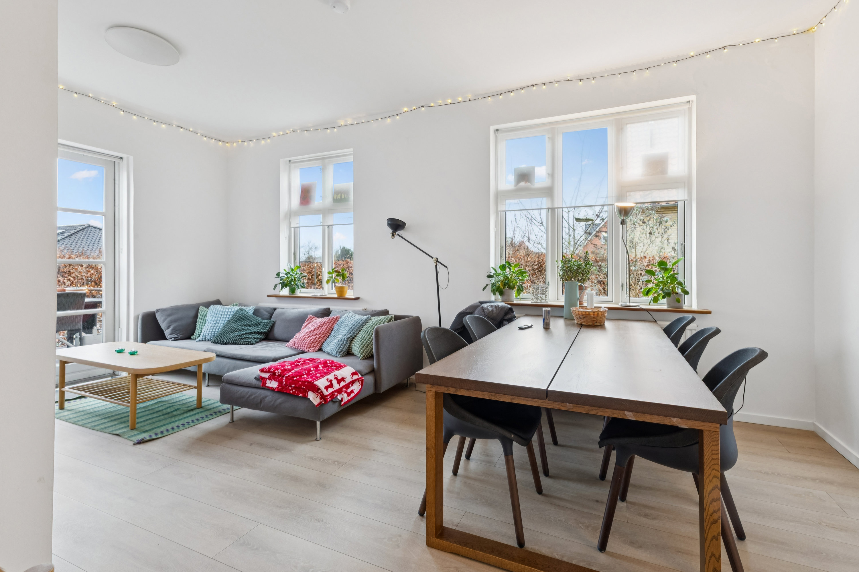 Fremhævet stue billede i fuldskærmstilstand. Billede af Duevej 1, 2630 Taastrup