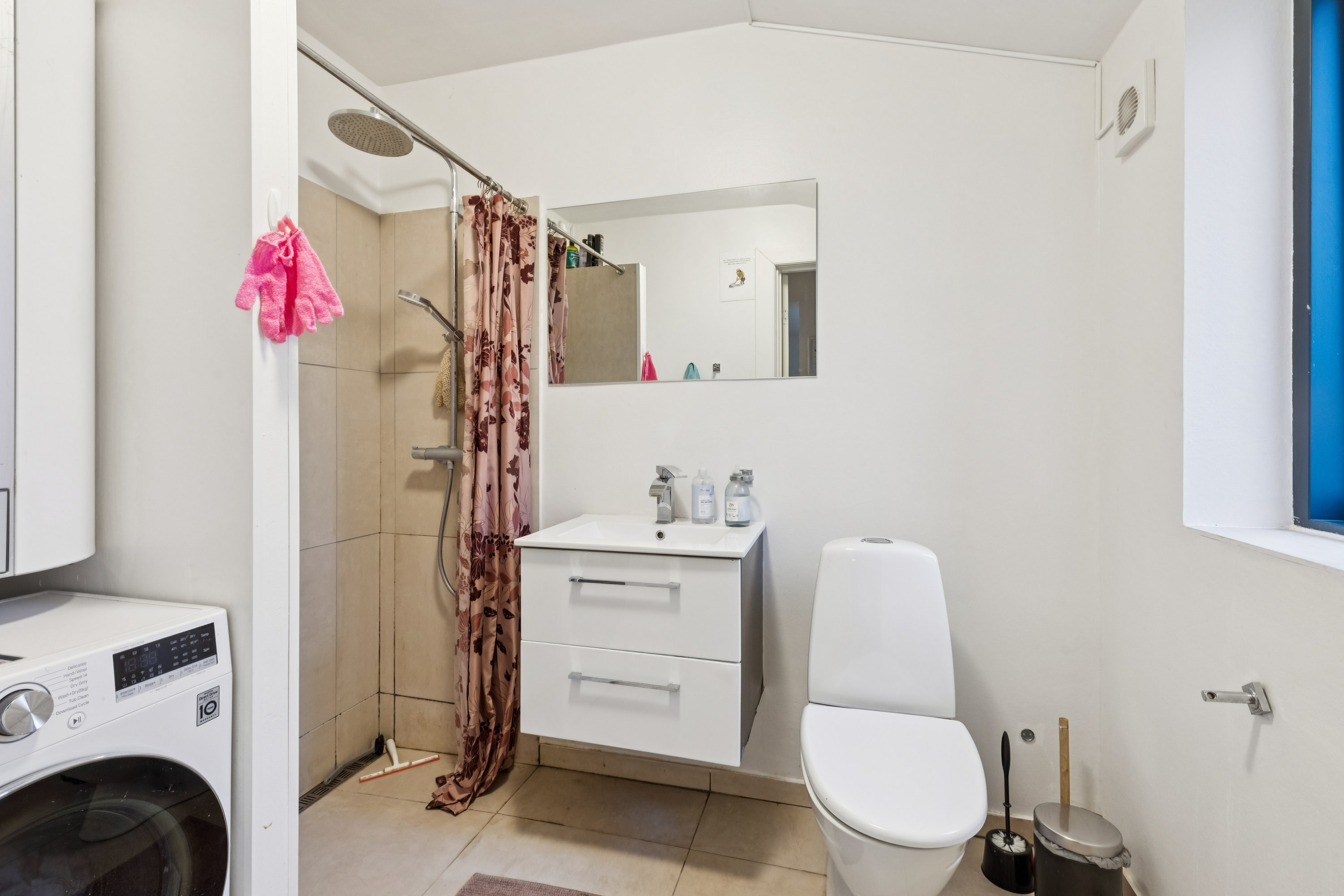 Fremhævet badeværelse billede i fuldskærmstilstand. Billede af Duevej 1, 2630 Taastrup