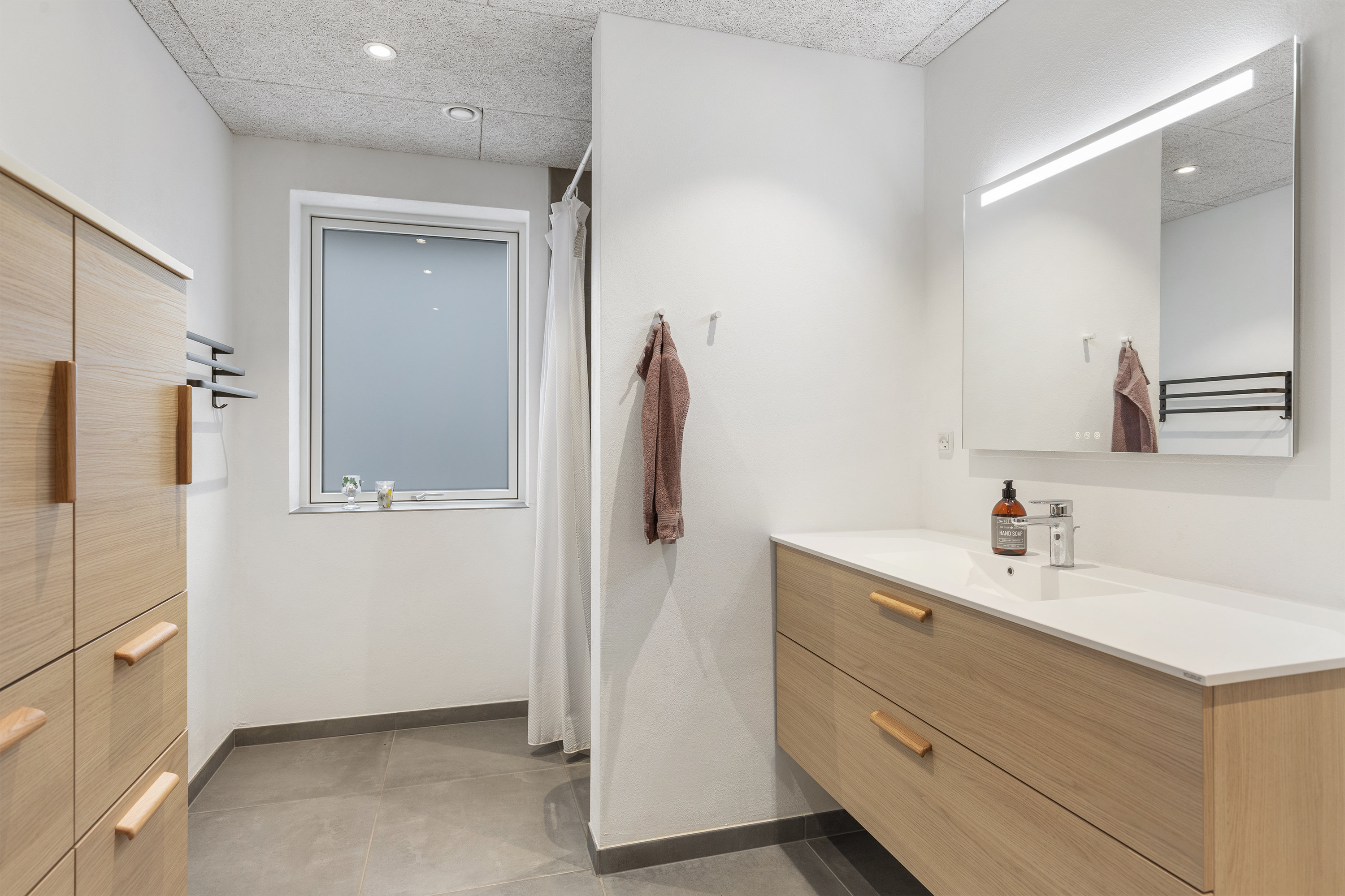 Fremhævet badeværelse billede i fuldskærmstilstand. Billede af Rugmarken 100, 9690 Fjerritslev