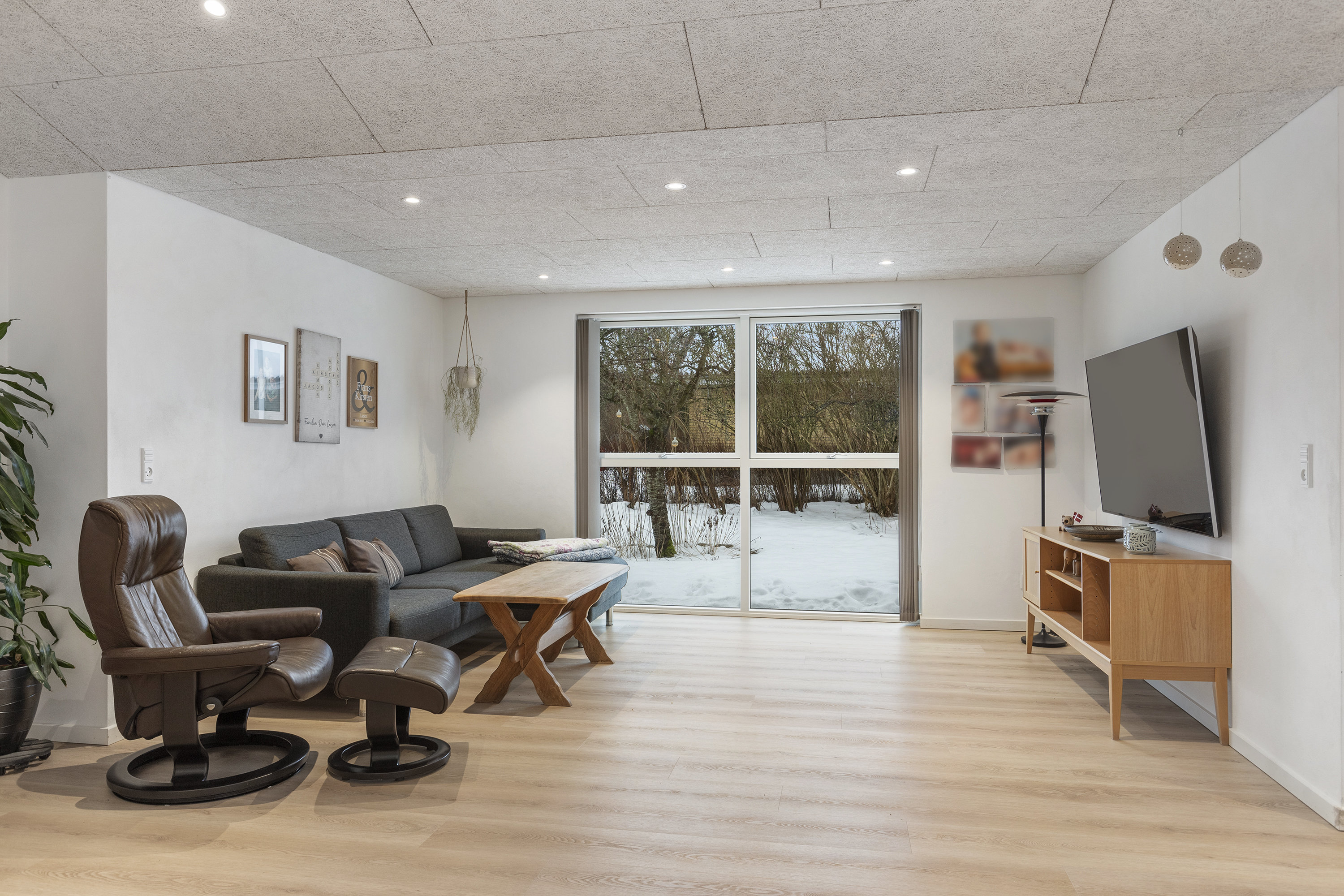 Fremhævet stue billede i fuldskærmstilstand. Billede af Rugmarken 100, 9690 Fjerritslev