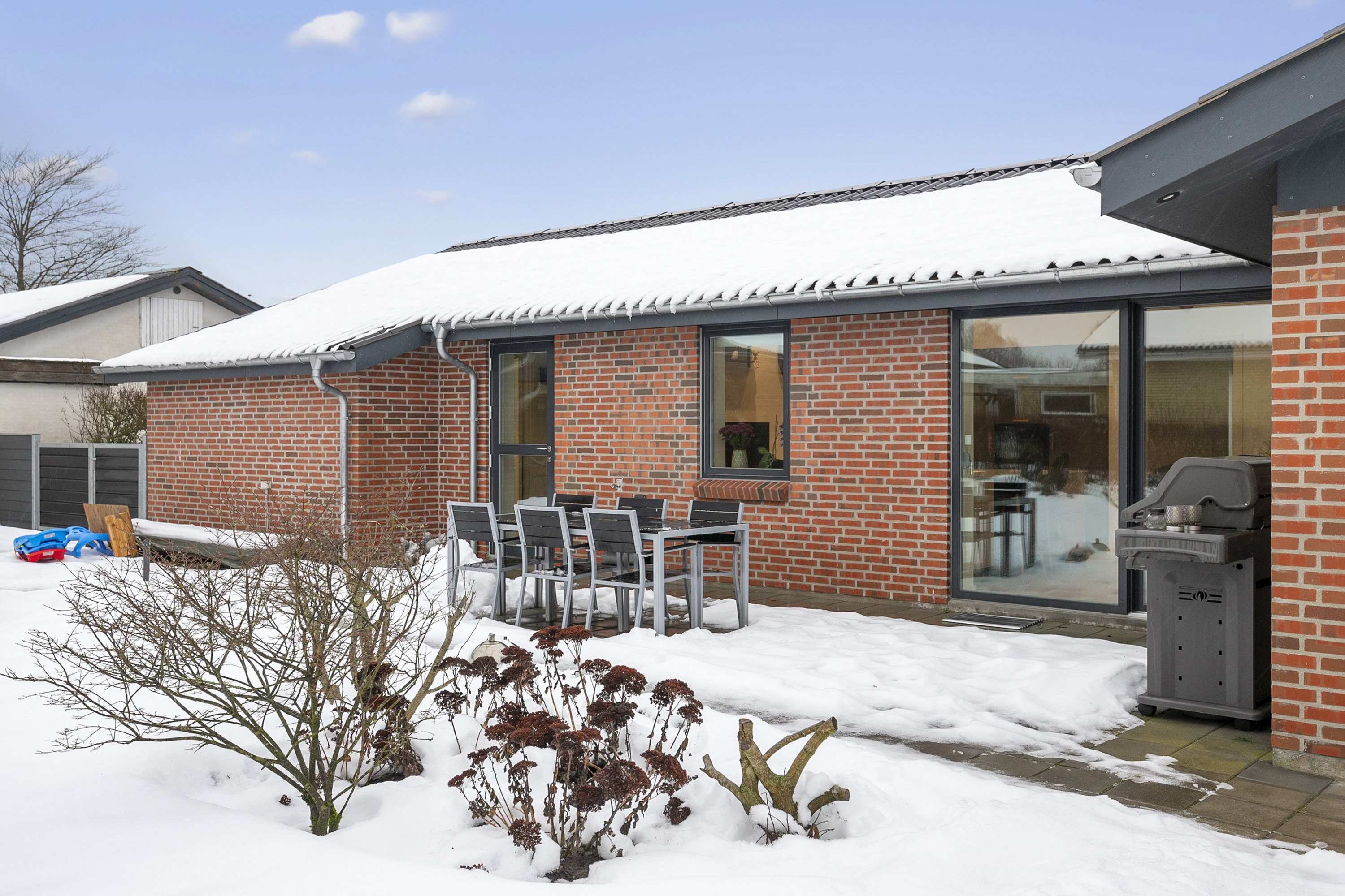 Fremhævet facade billede i fuldskærmstilstand. Billede af Rugmarken 100, 9690 Fjerritslev