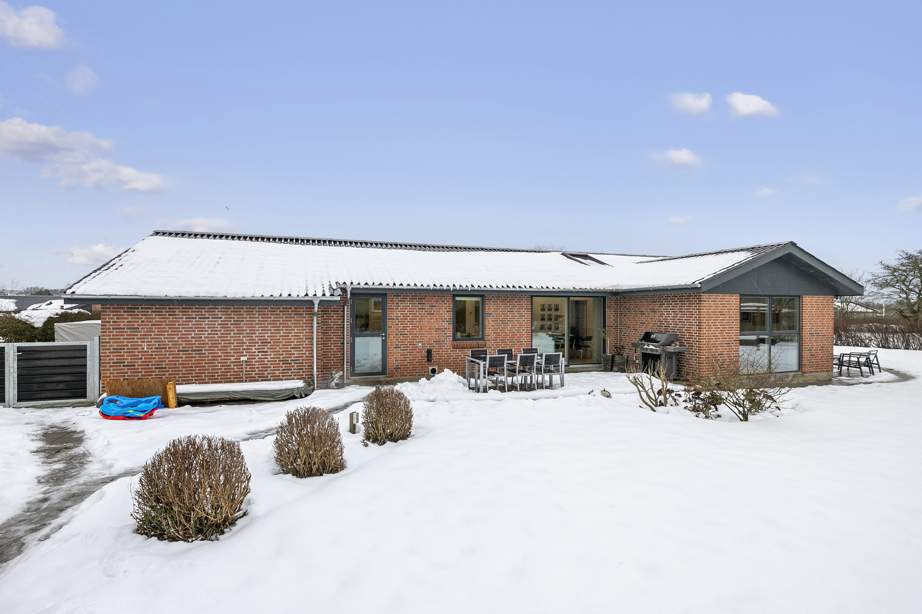 Fremhævet facade billede i fuldskærmstilstand. Billede af Rugmarken 100, 9690 Fjerritslev