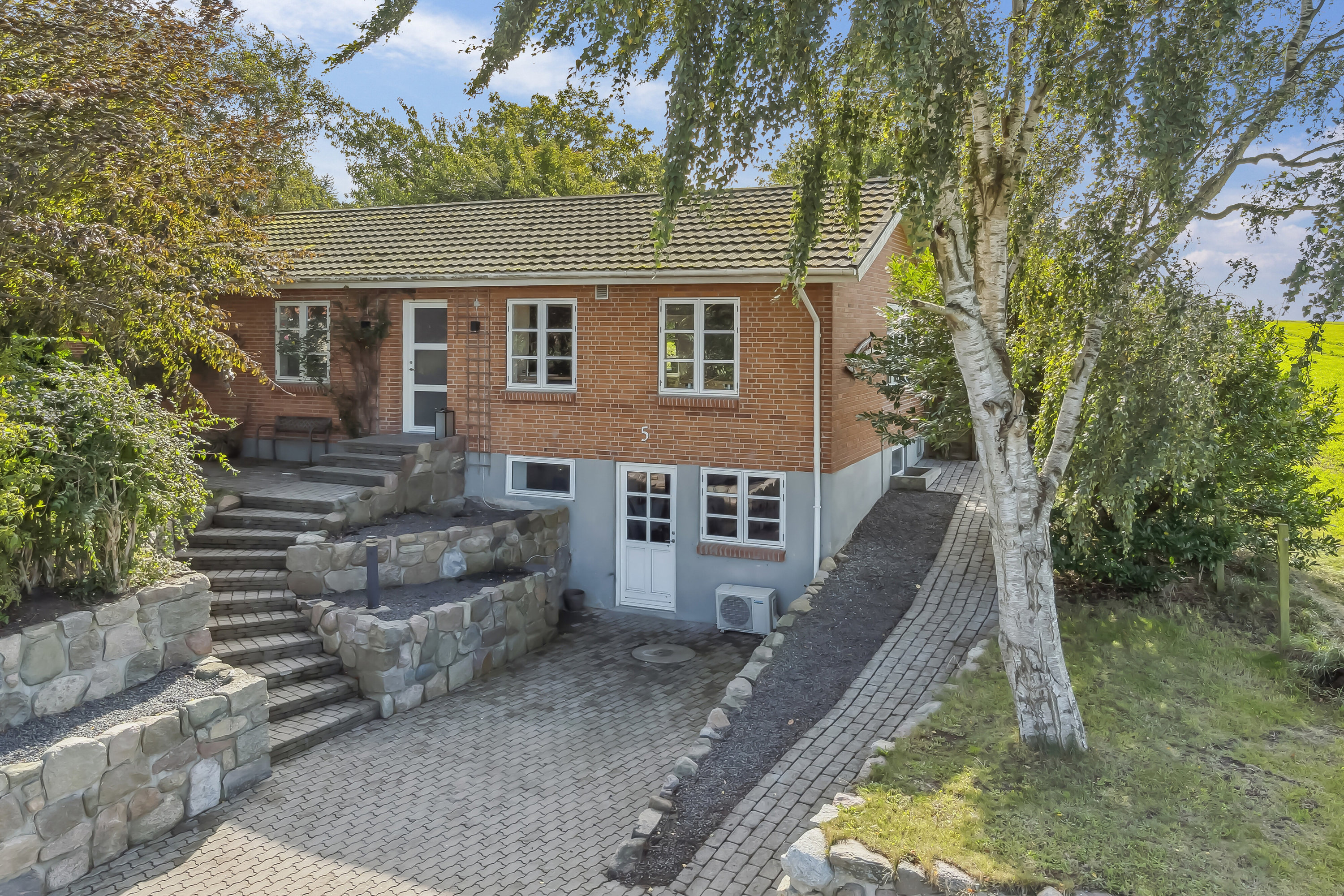 Miniaturebillede 1: set fra vejen. Billede af Årbygade 5, Rørby, 4400 Kalundborg