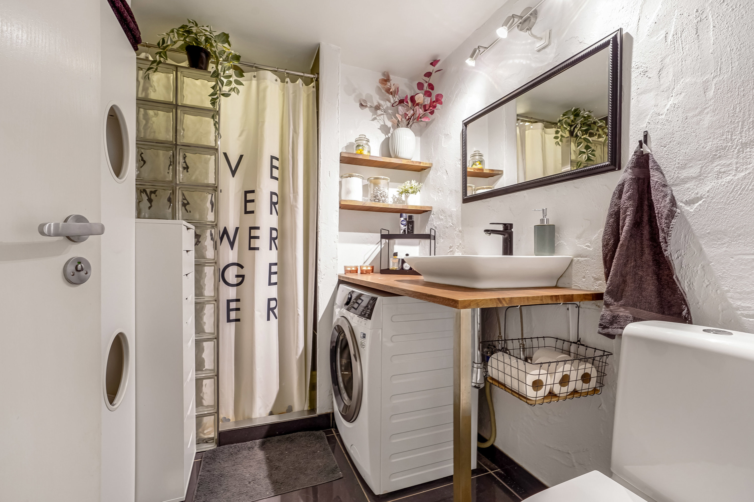 Fremhævet badeværelse billede i fuldskærmstilstand. Billede af Filosofgangen 86, st.. tv., 5000 Odense C