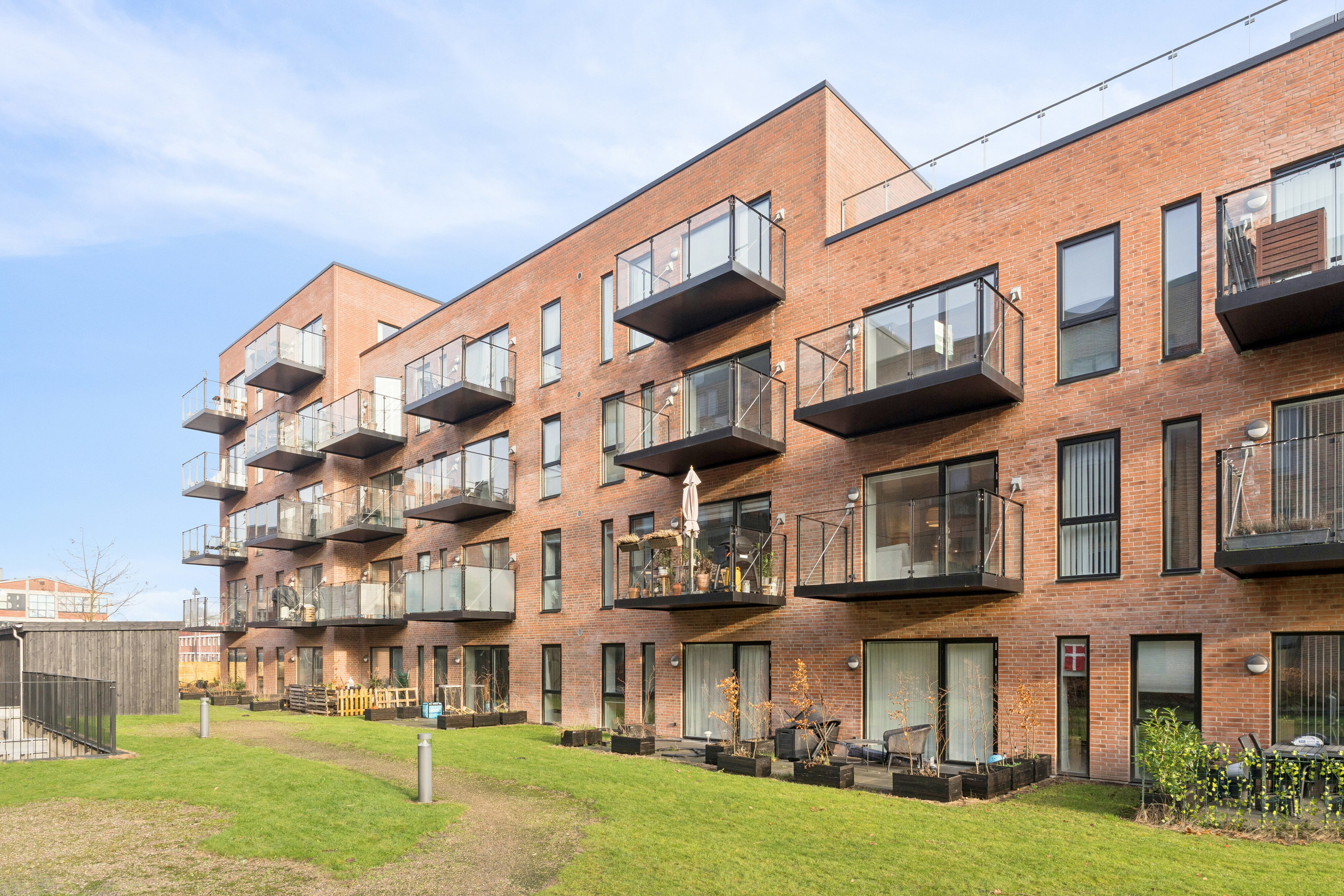 Fremhævet gårdmiljø billede i fuldskærmstilstand. Billede af Kirkebjerg Parkvej 10C, 1. th., 2605 Brøndby