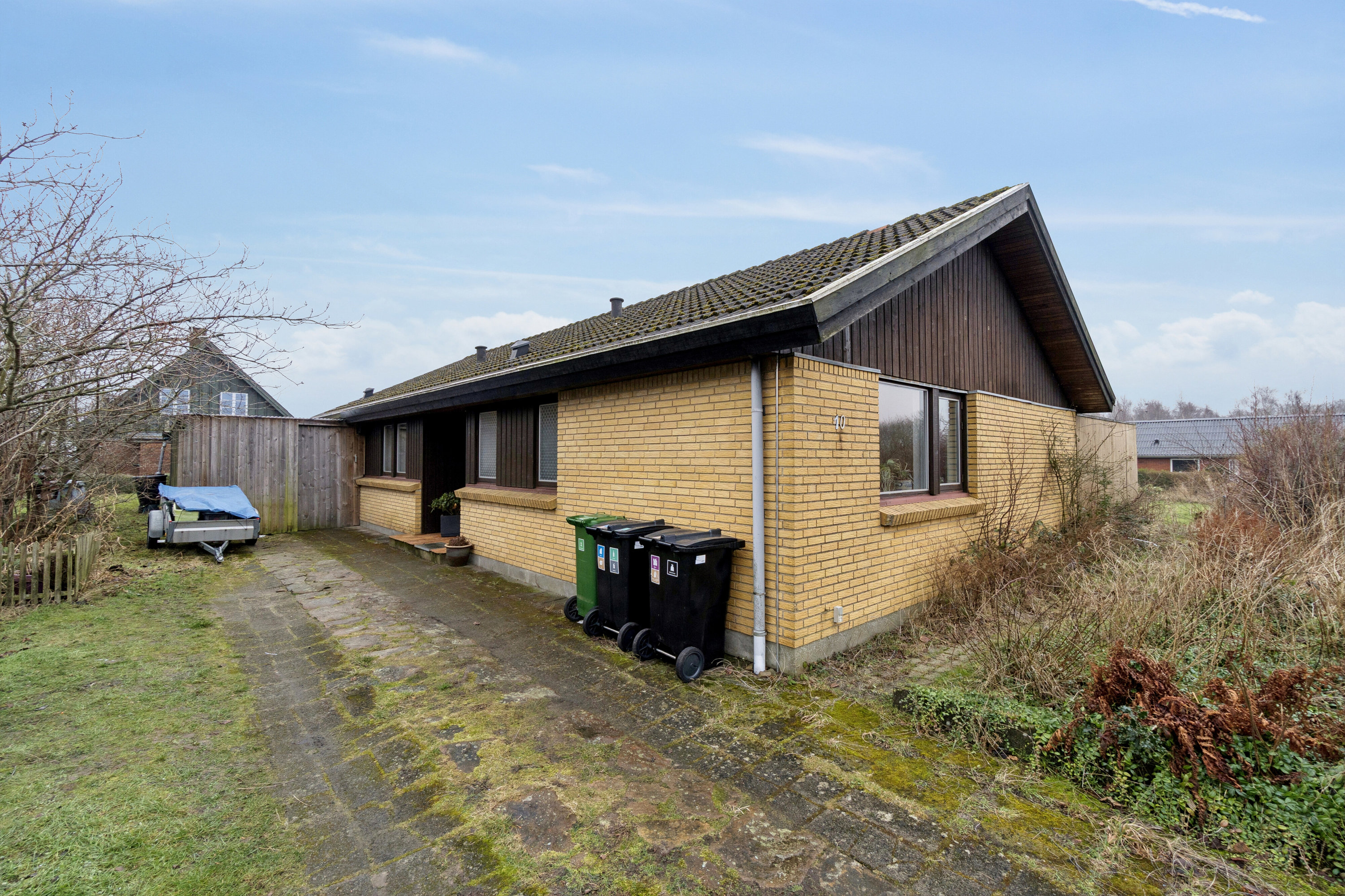 Villa: Set fra vejen på Buen 10, Lobbæk, 3720 Aakirkeby