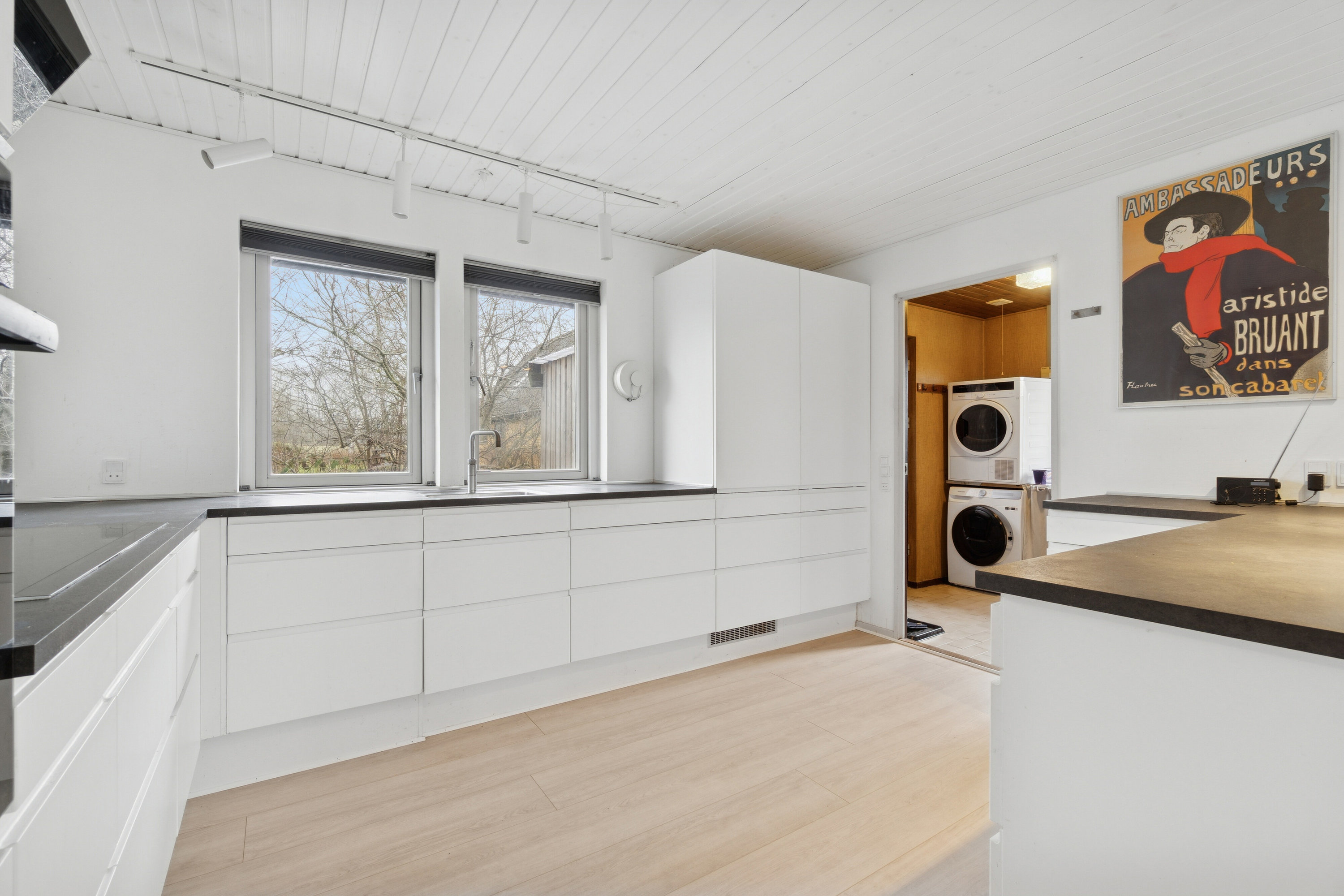 Fremhævet køkken billede i fuldskærmstilstand. Billede af Buen 10, Lobbæk, 3720 Aakirkeby