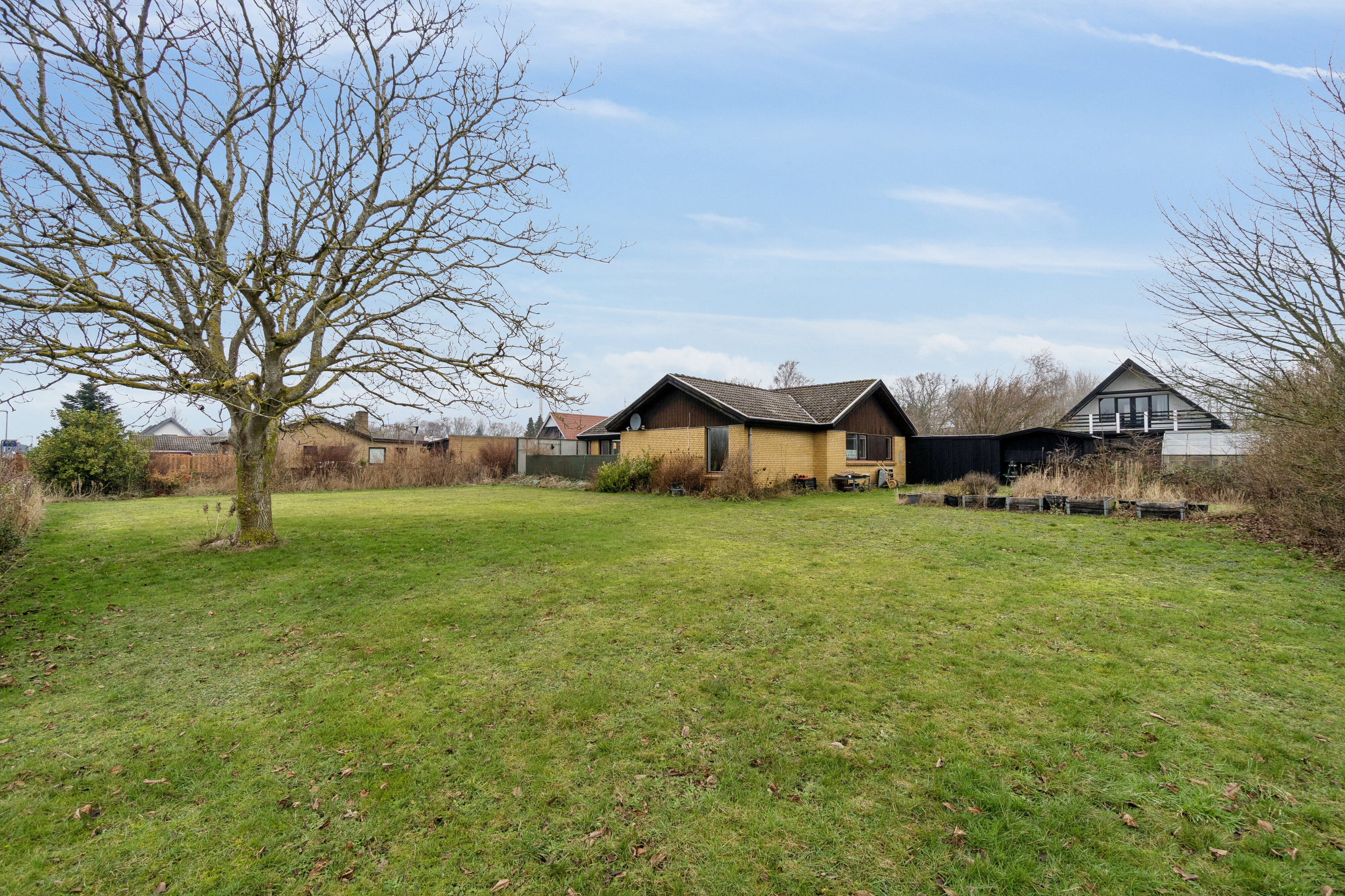 Fremhævet set fra haven billede i fuldskærmstilstand. Billede af Buen 10, Lobbæk, 3720 Aakirkeby