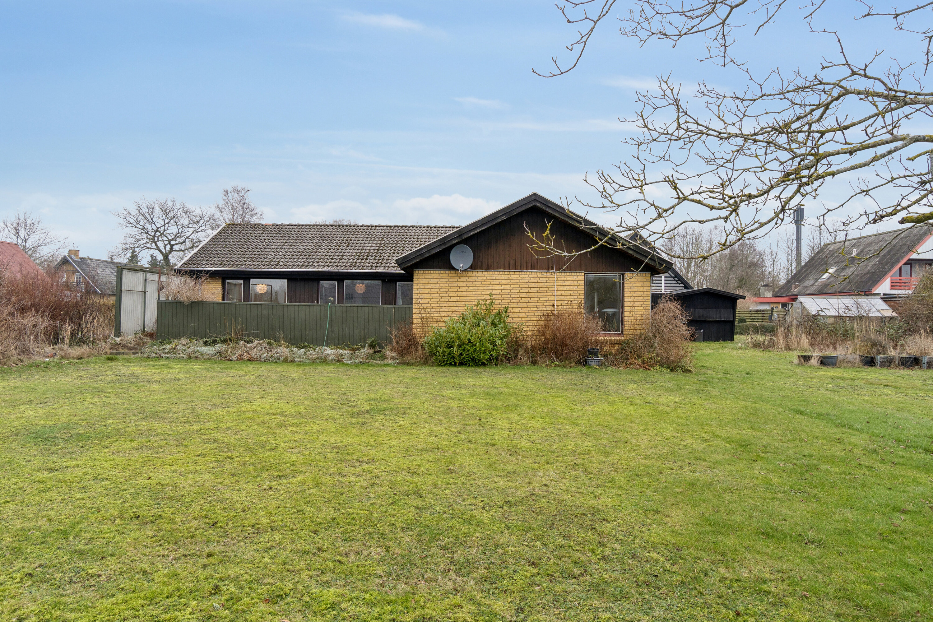 Fremhævet set fra haven billede i fuldskærmstilstand. Billede af Buen 10, Lobbæk, 3720 Aakirkeby