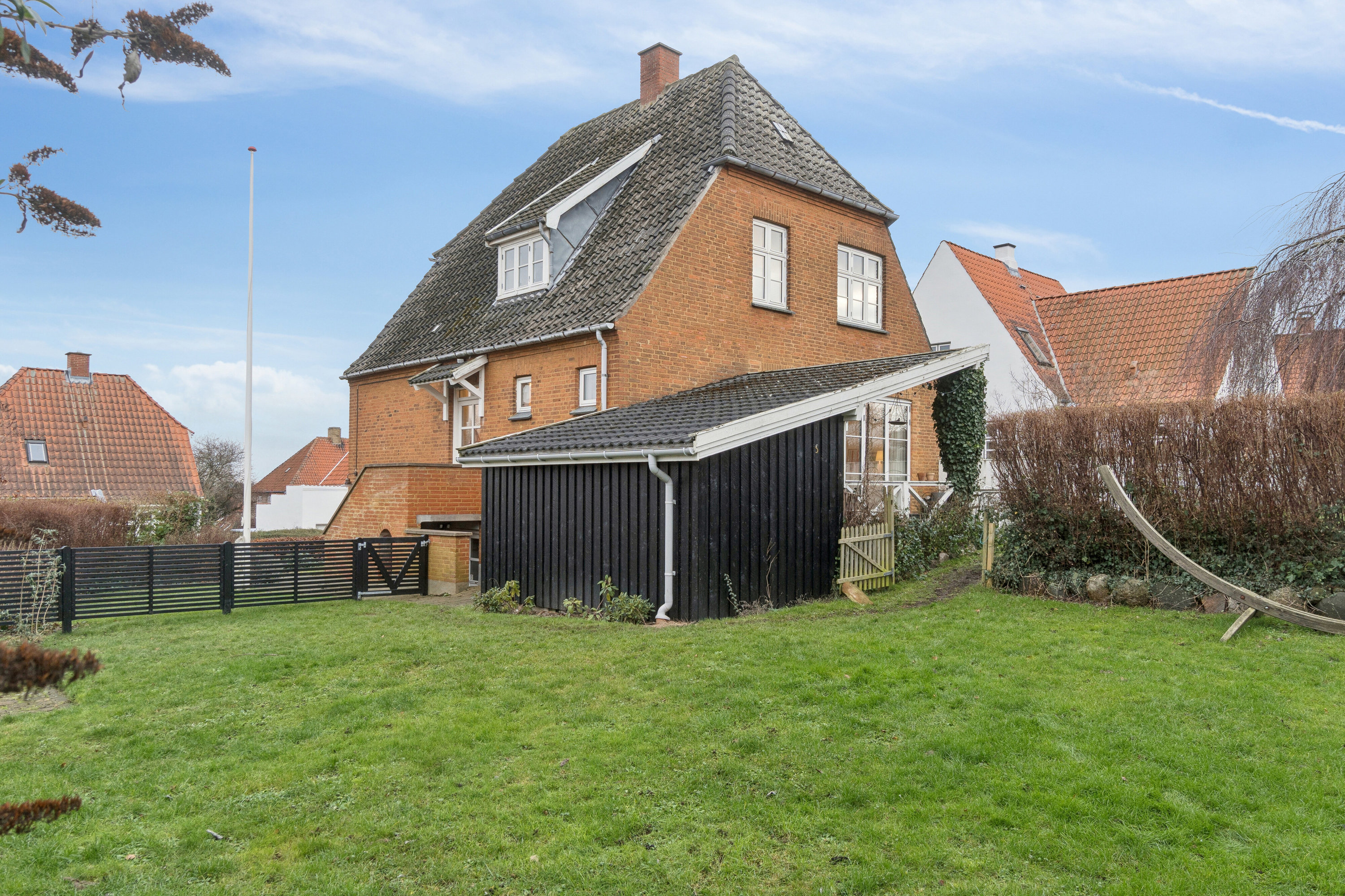 Fremhævet set fra haven billede i fuldskærmstilstand. Billede af P Paludansvej 5, 4400 Kalundborg