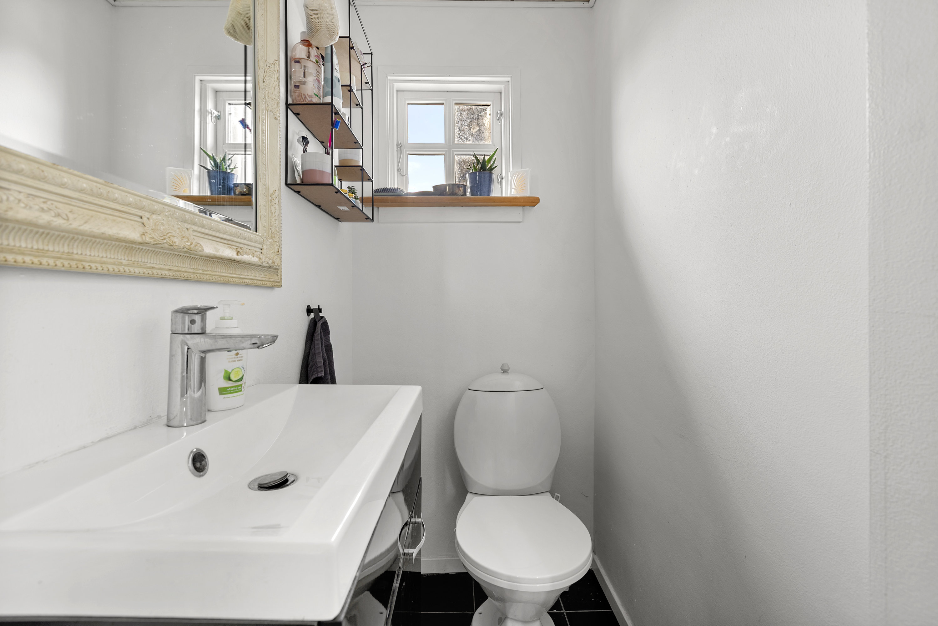 Fremhævet toilet billede i fuldskærmstilstand. Billede af Vedde Byvej 19, 4295 Stenlille