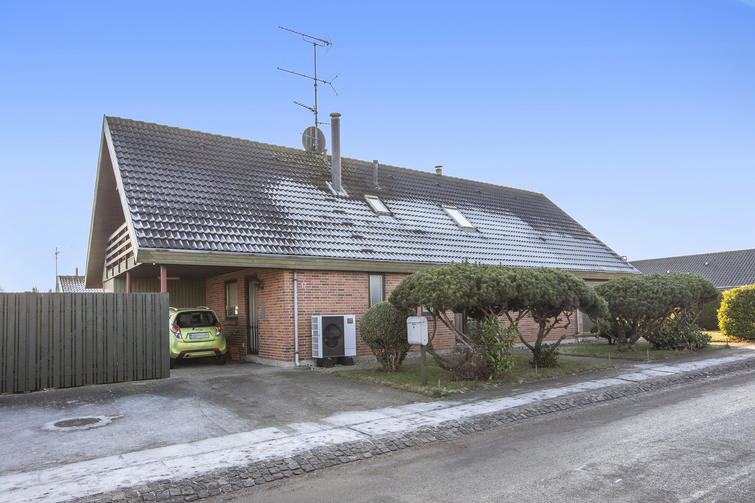 Fremhævet set fra vejen billede i fuldskærmstilstand. Billede af Kirkebyvej 17, 2740 Skovlunde