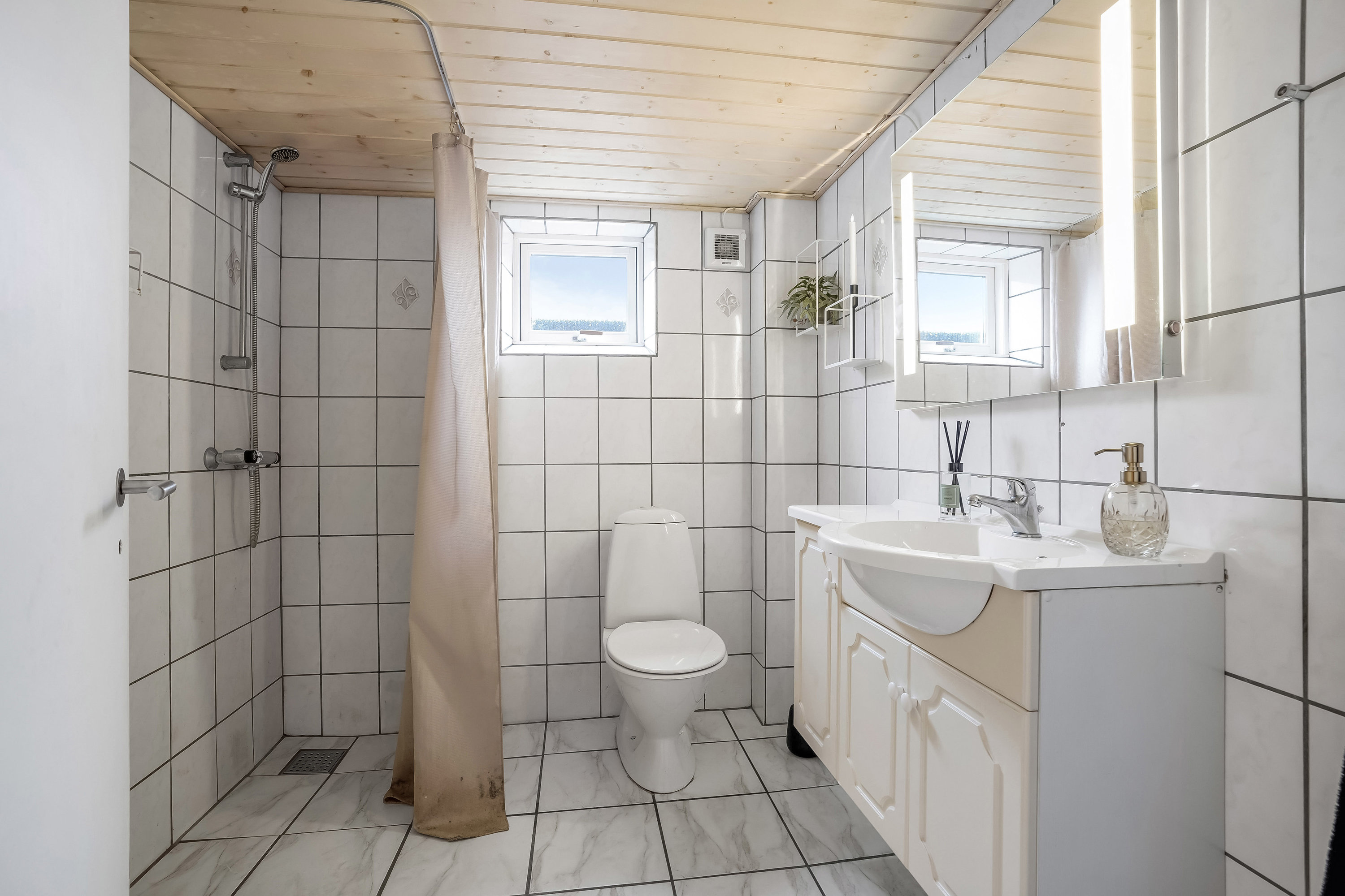 Fremhævet badeværelse billede i fuldskærmstilstand. Billede af Lindevej 1, 7200 Grindsted