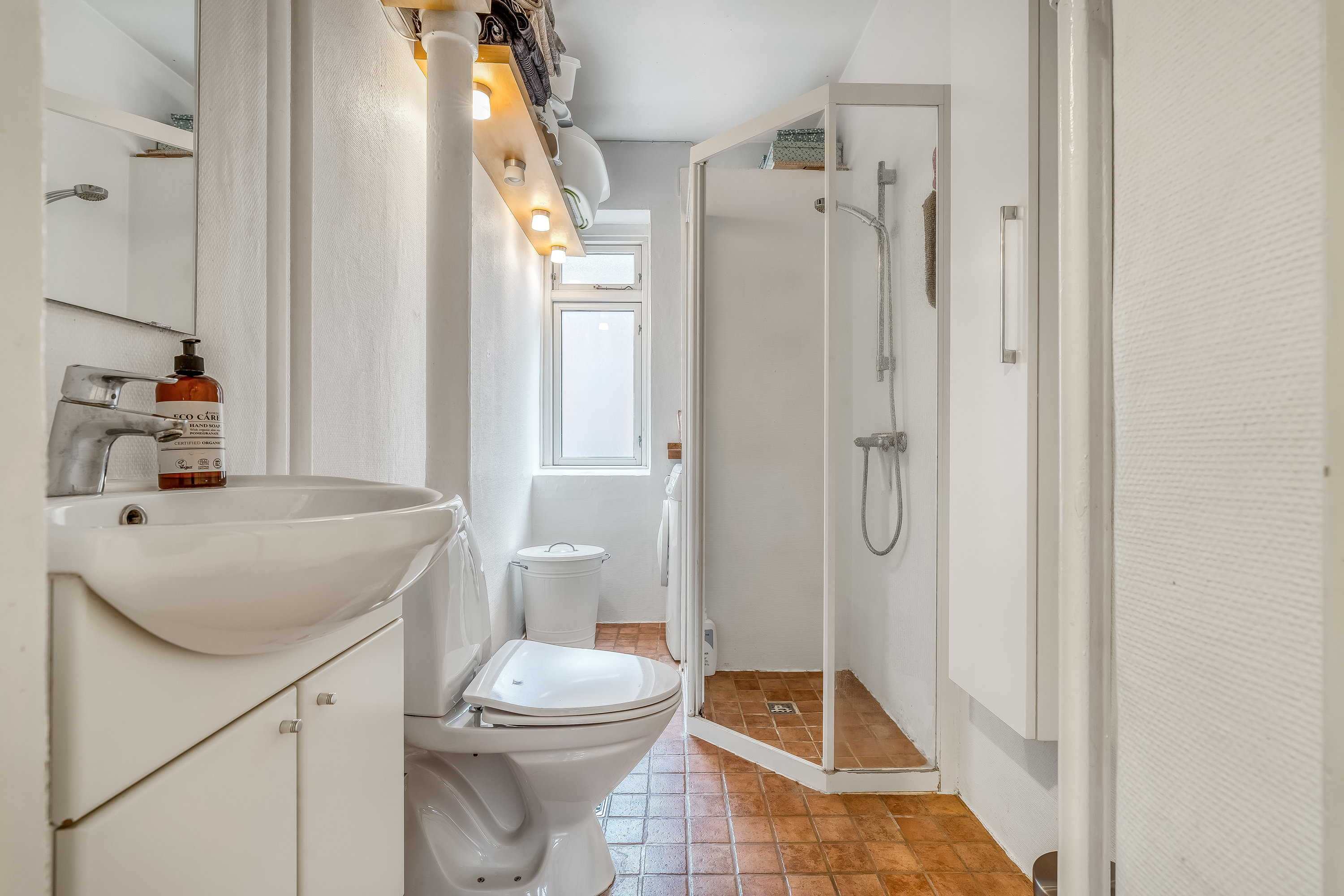 Fremhævet badeværelse billede i fuldskærmstilstand. Billede af Bakkegade 7A, st.., 3400 Hillerød