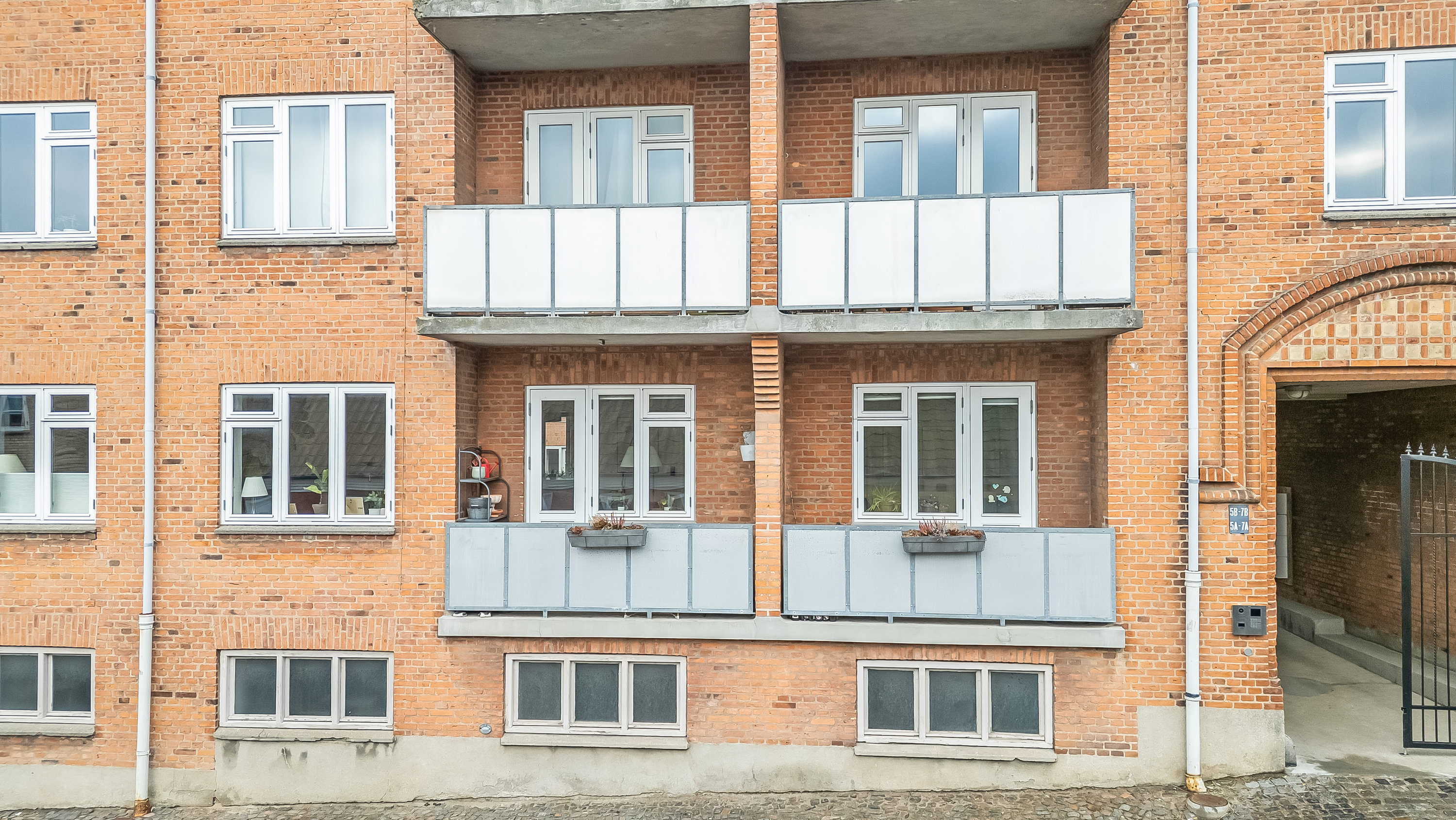 Fremhævet facade billede i fuldskærmstilstand. Billede af Bakkegade 7A, st.., 3400 Hillerød