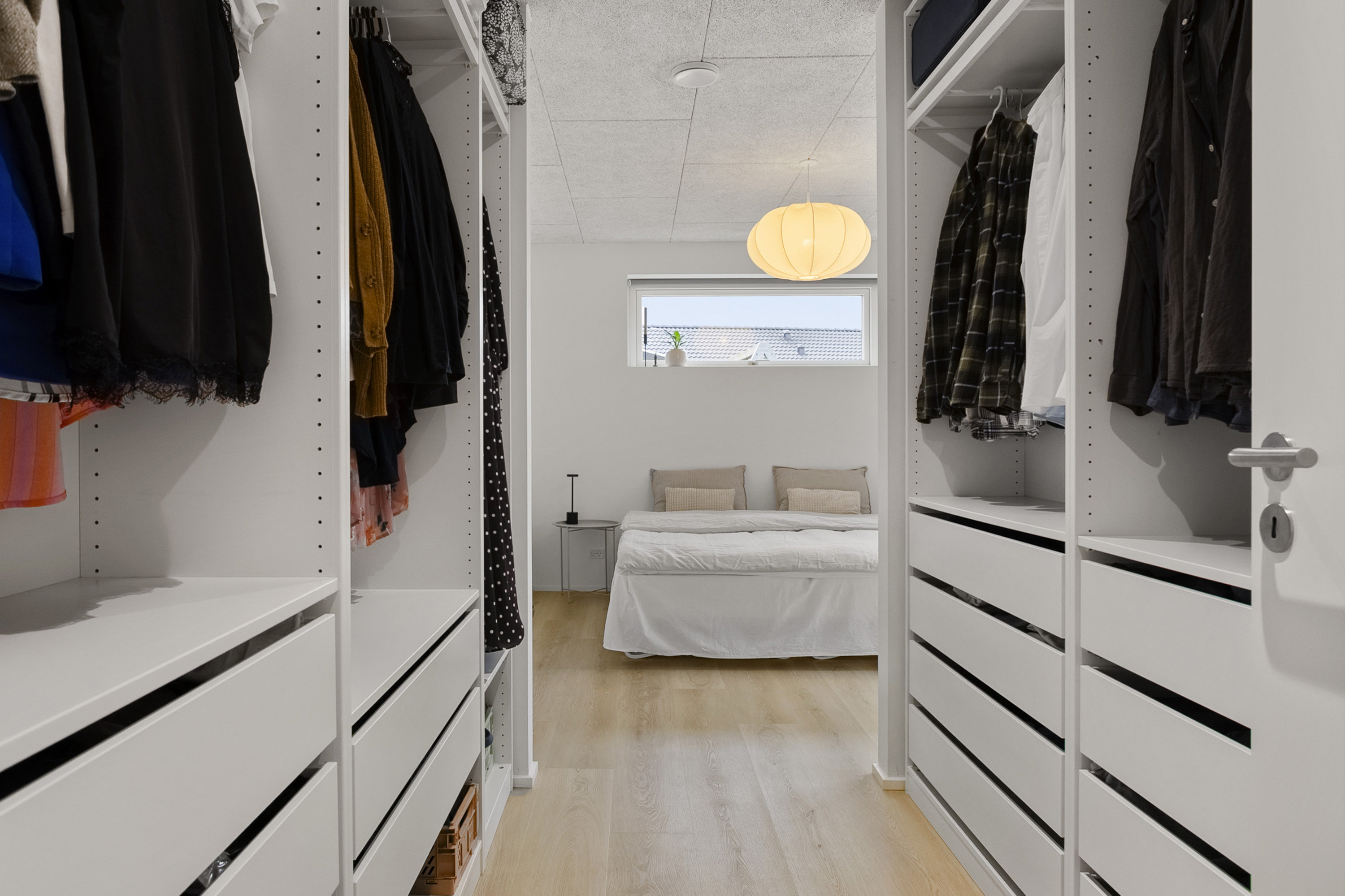 Fremhævet soveværelse billede i fuldskærmstilstand. Billede af Provstlund Skovvej 77, 8700 Horsens