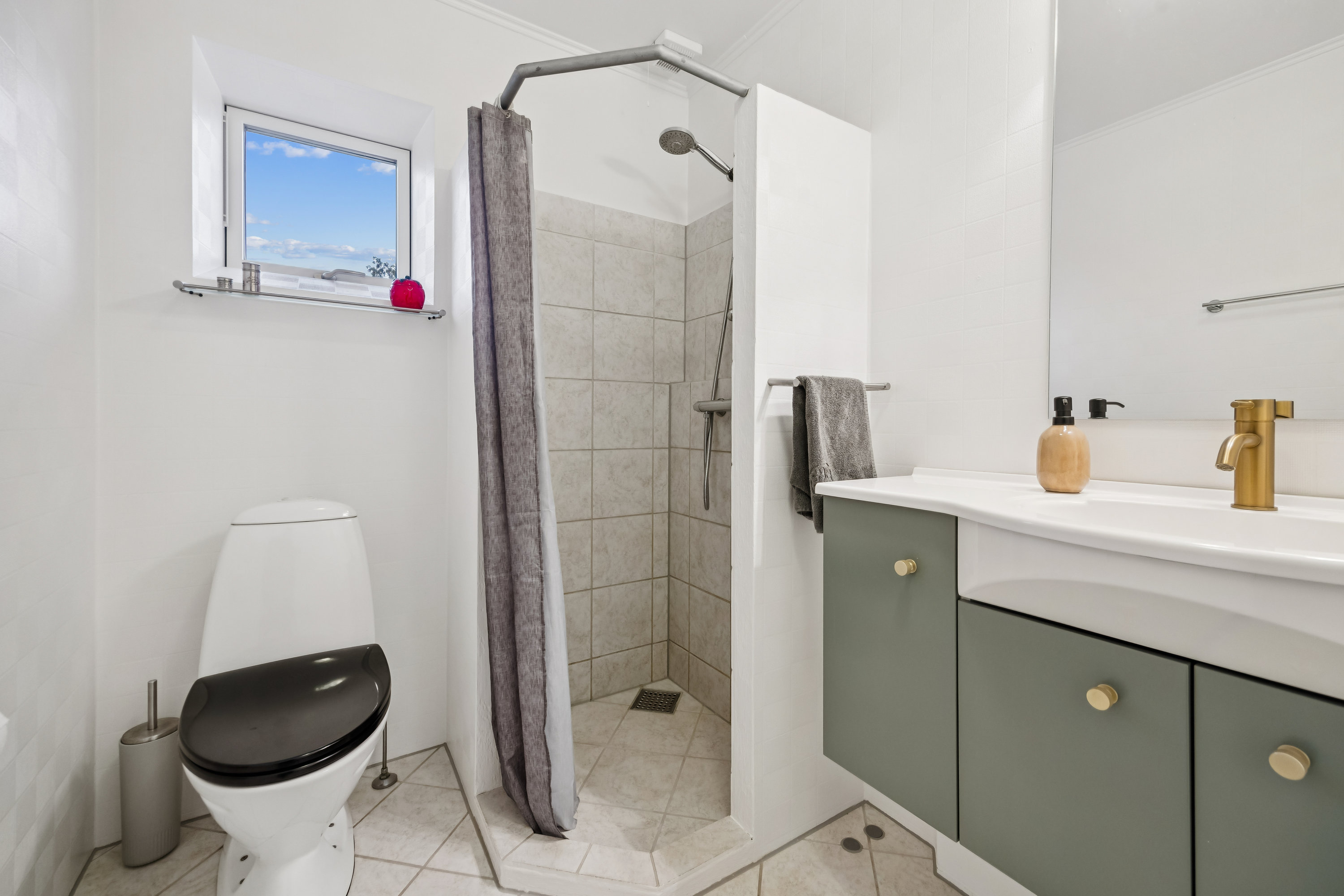 Fremhævet badeværelse billede i fuldskærmstilstand. Billede af Venøvej 1, 9400 Nørresundby