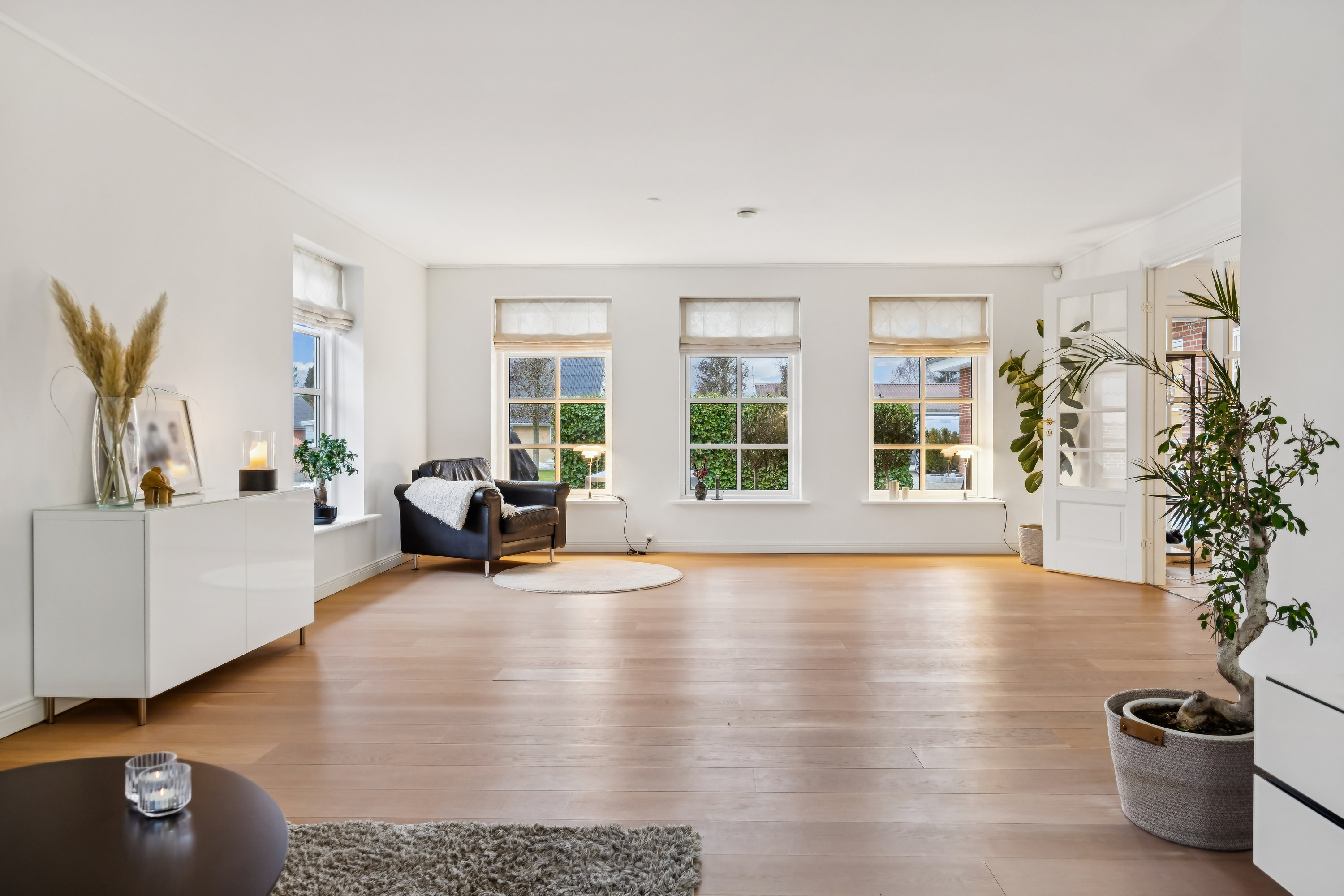 Fremhævet stue billede i fuldskærmstilstand. Billede af Granvej 3, 9320 Hjallerup