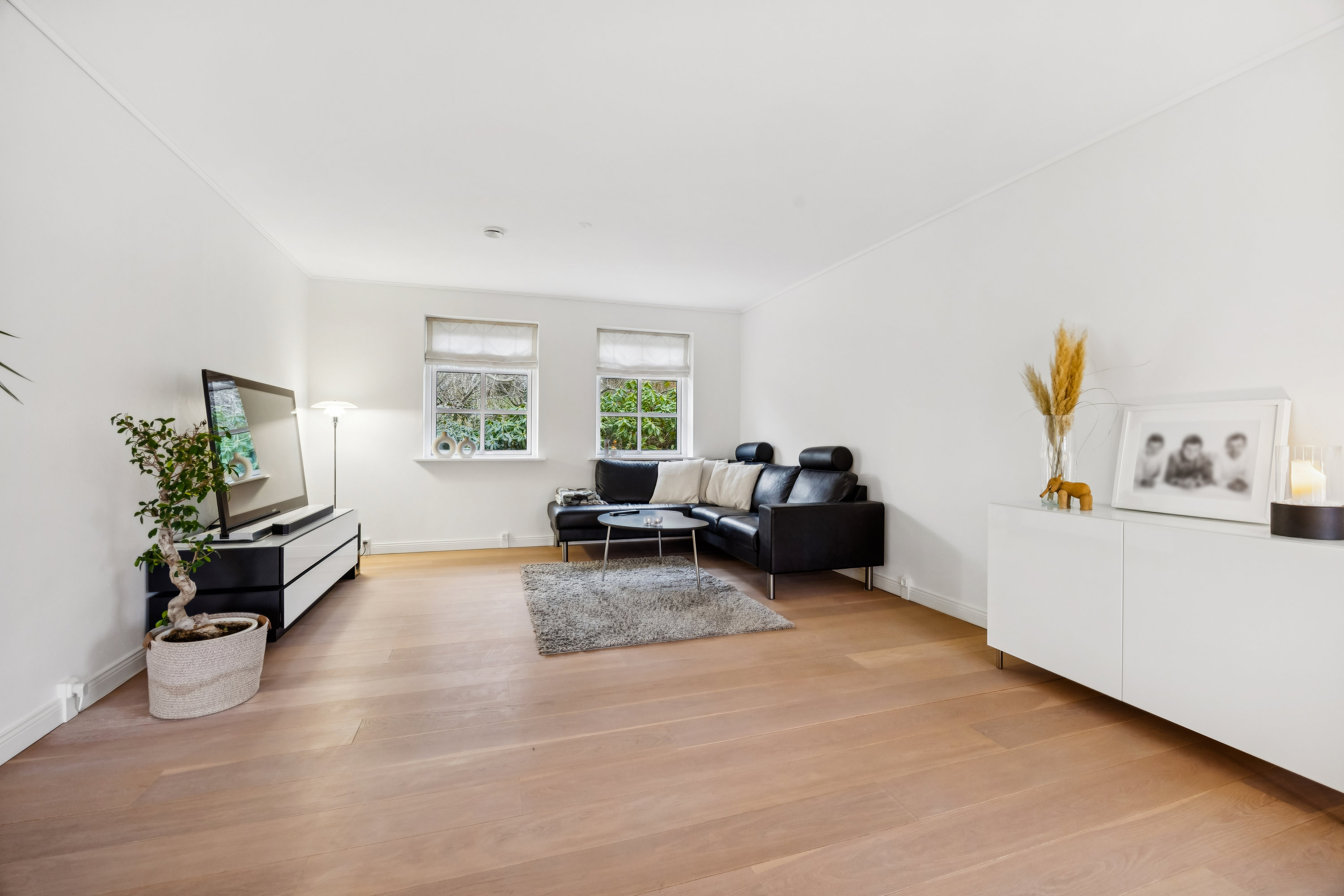 Fremhævet stue billede i fuldskærmstilstand. Billede af Granvej 3, 9320 Hjallerup