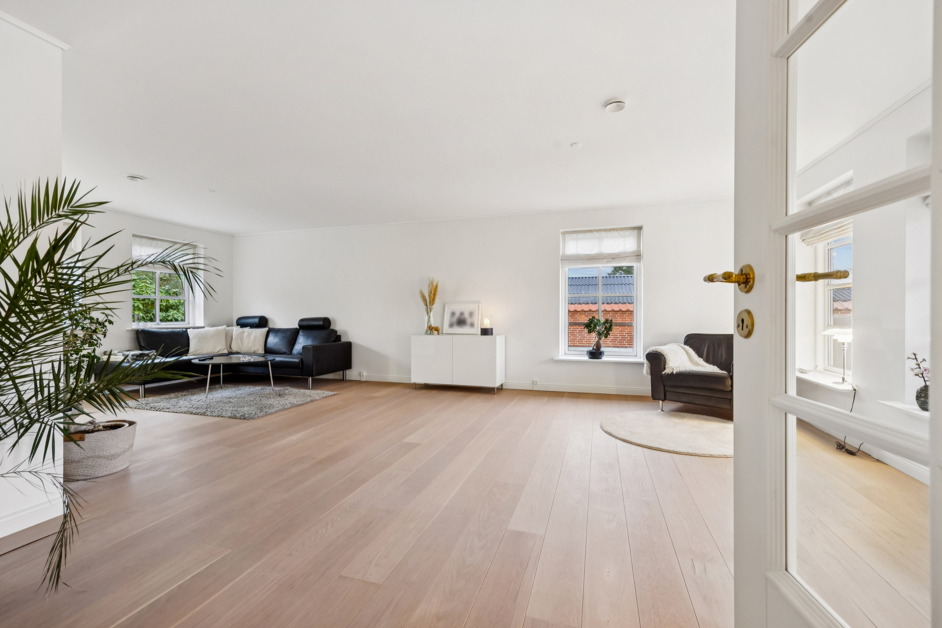 Fremhævet stue billede i fuldskærmstilstand. Billede af Granvej 3, 9320 Hjallerup